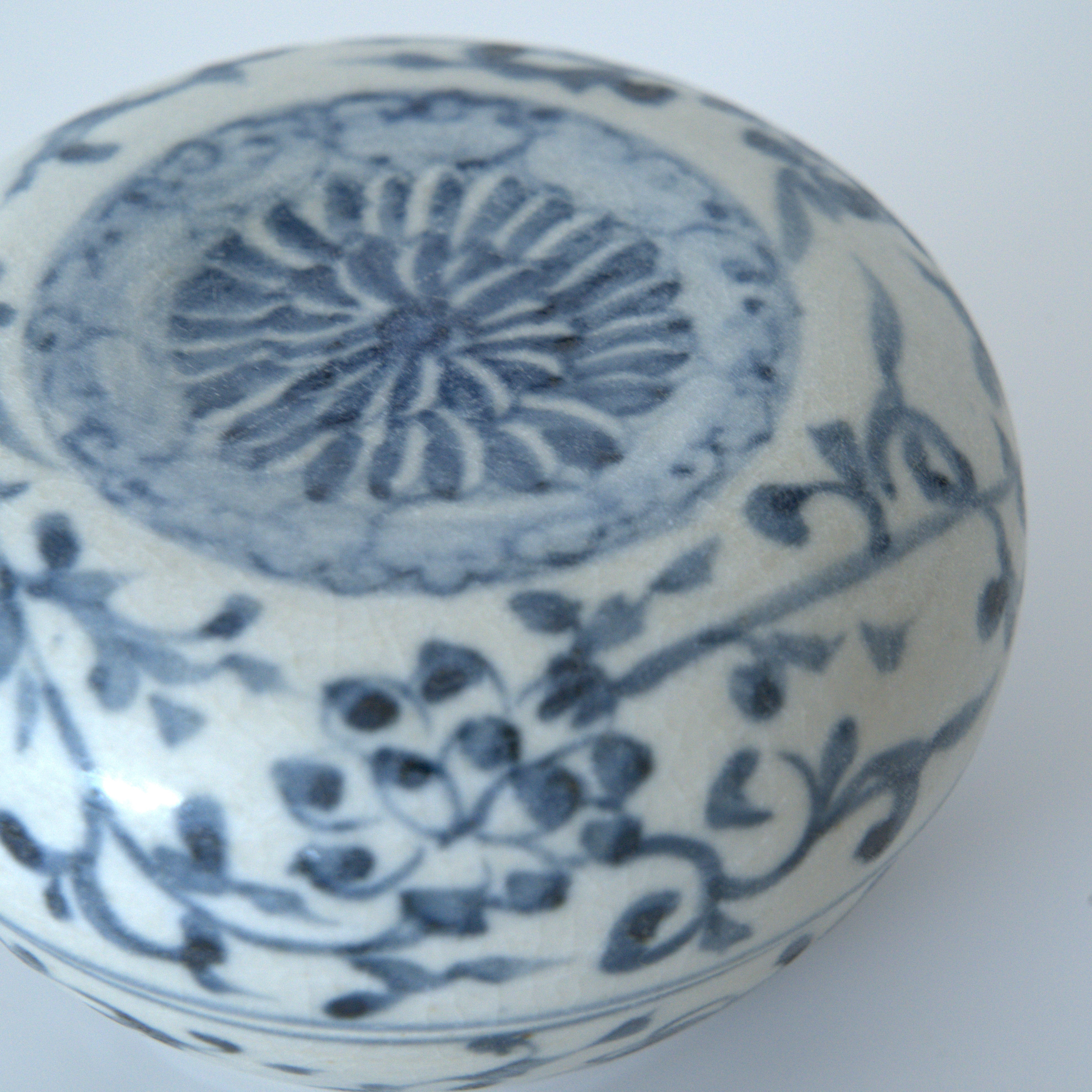 青花蓮唐草文香盒