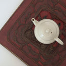 赤漆人物牡丹文壺承②