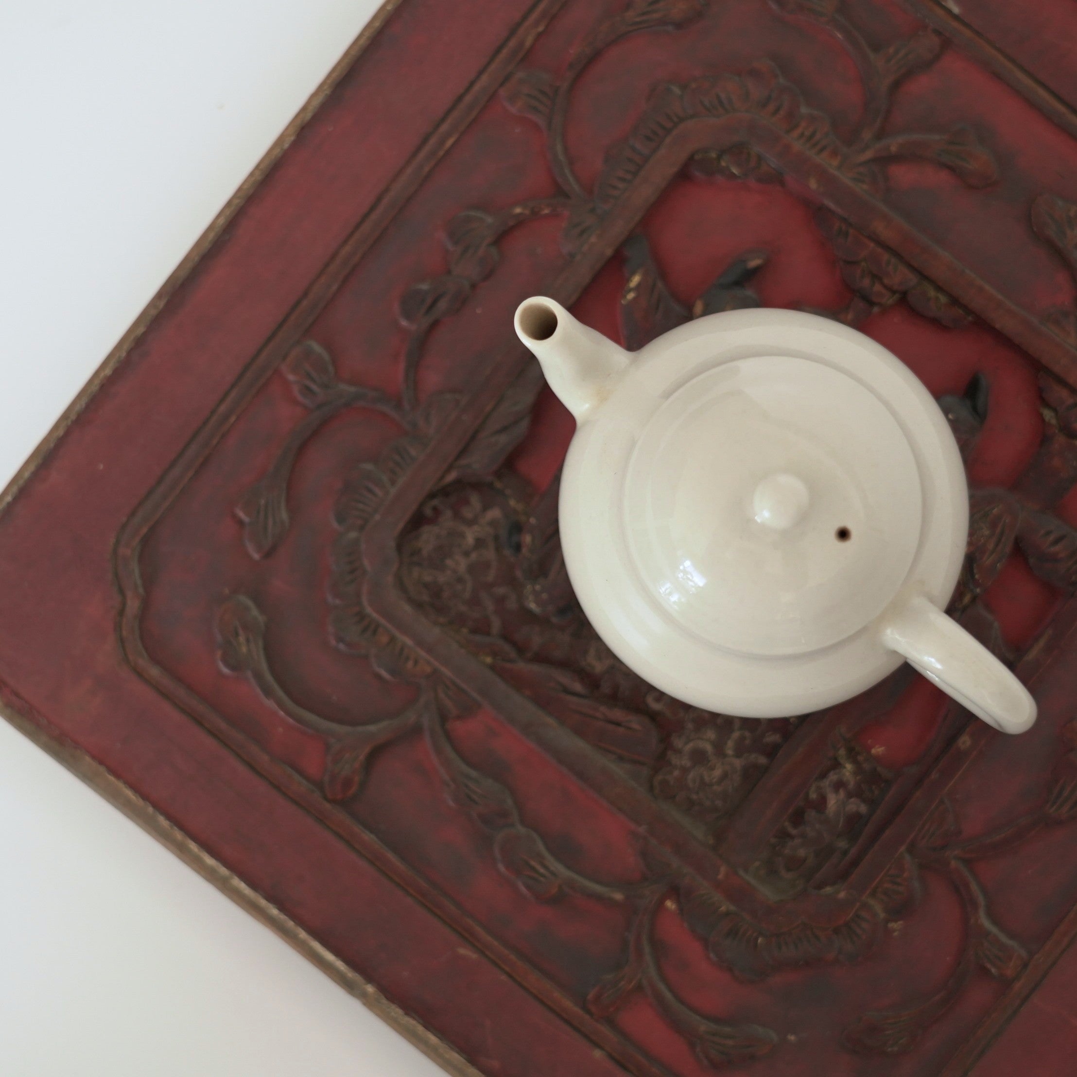 赤漆人物牡丹文壺承②