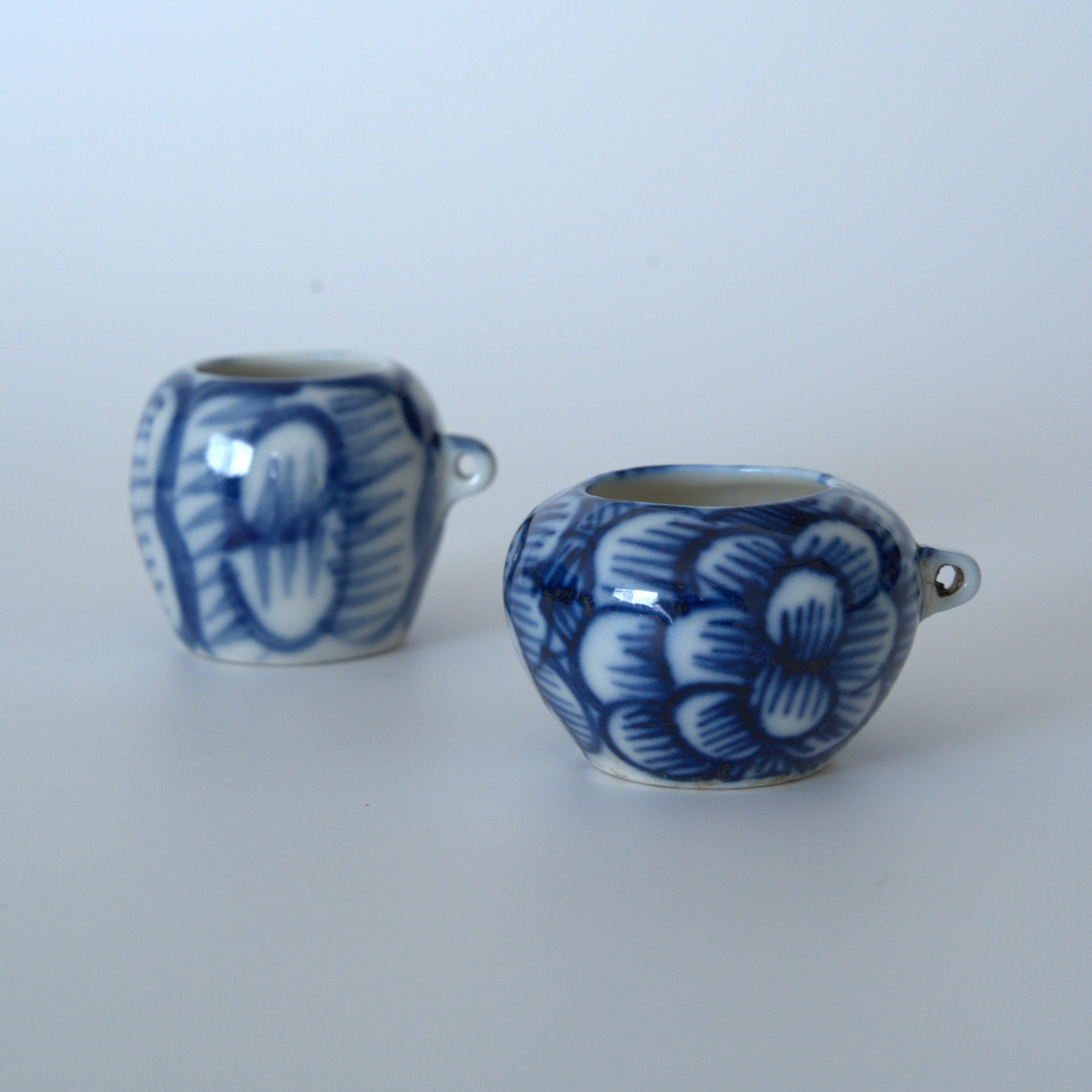 青花牡丹文蓋置②