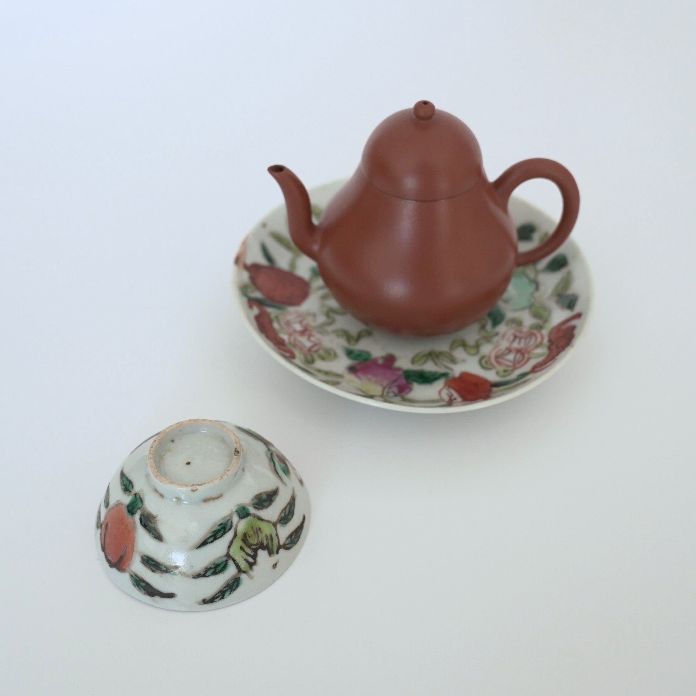 粉彩七宝三多文茶杯①