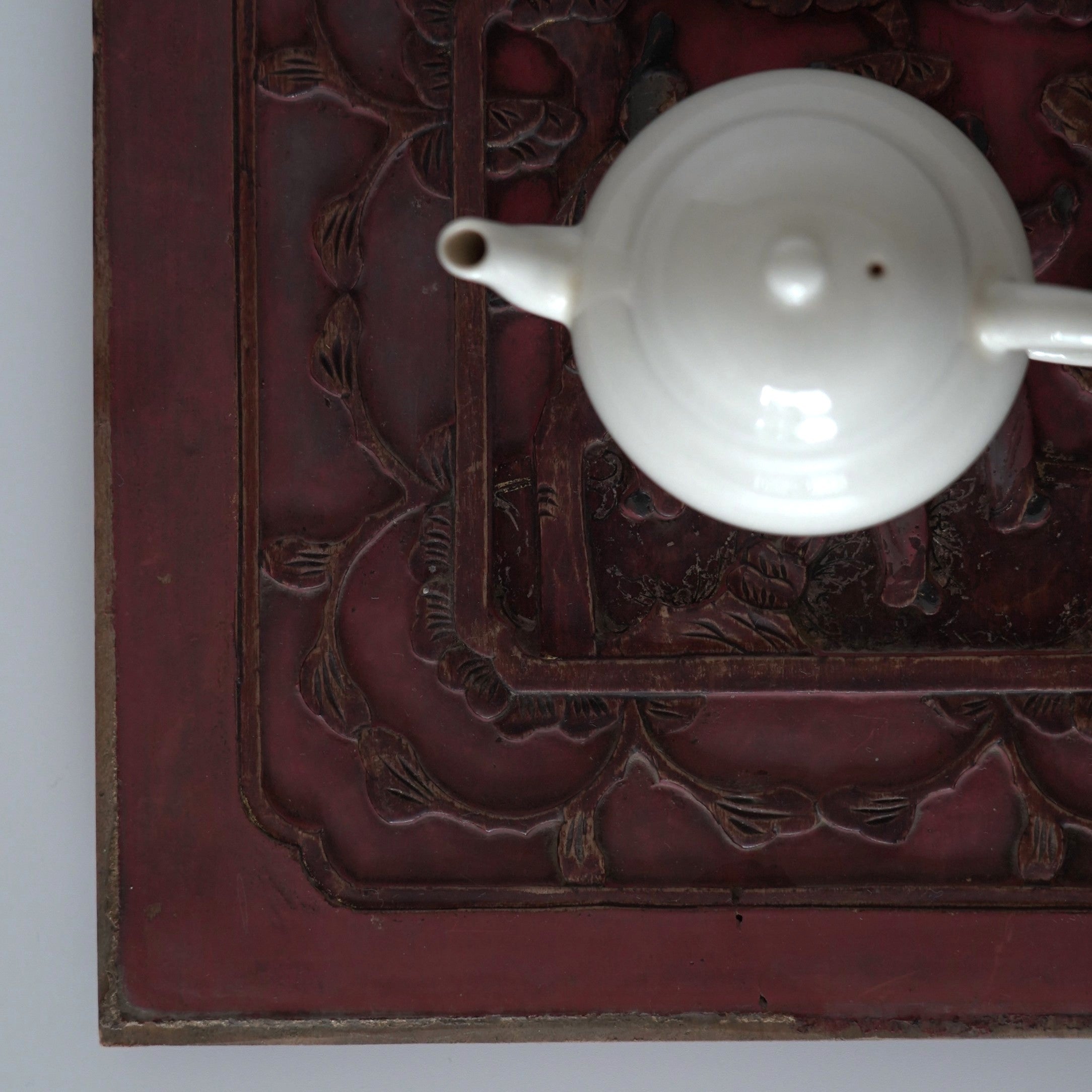 赤漆人物牡丹文壺承①