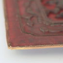 赤漆人物牡丹文壺承②