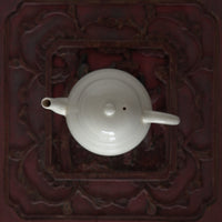 赤漆人物牡丹文壺承①