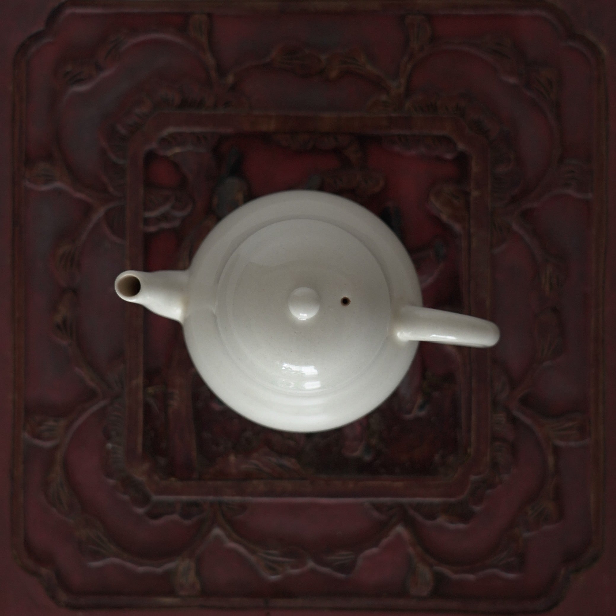 赤漆人物牡丹文壺承①