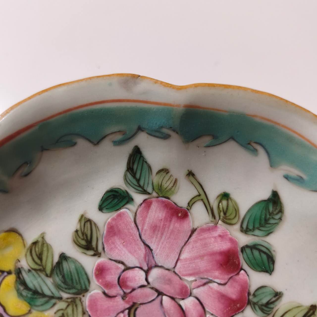 粉彩輪花蝶恋花文高台皿