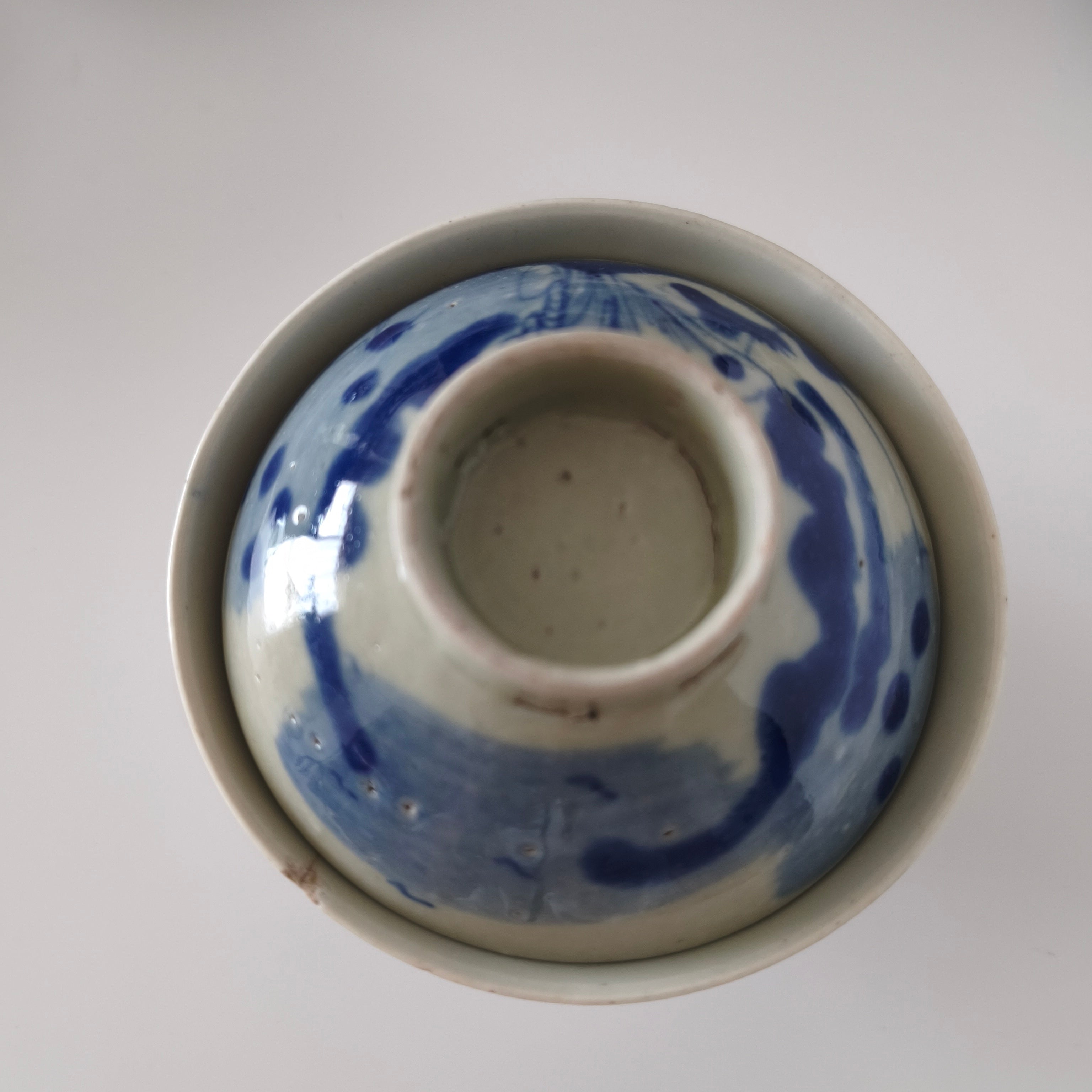 青花山水図蓋碗