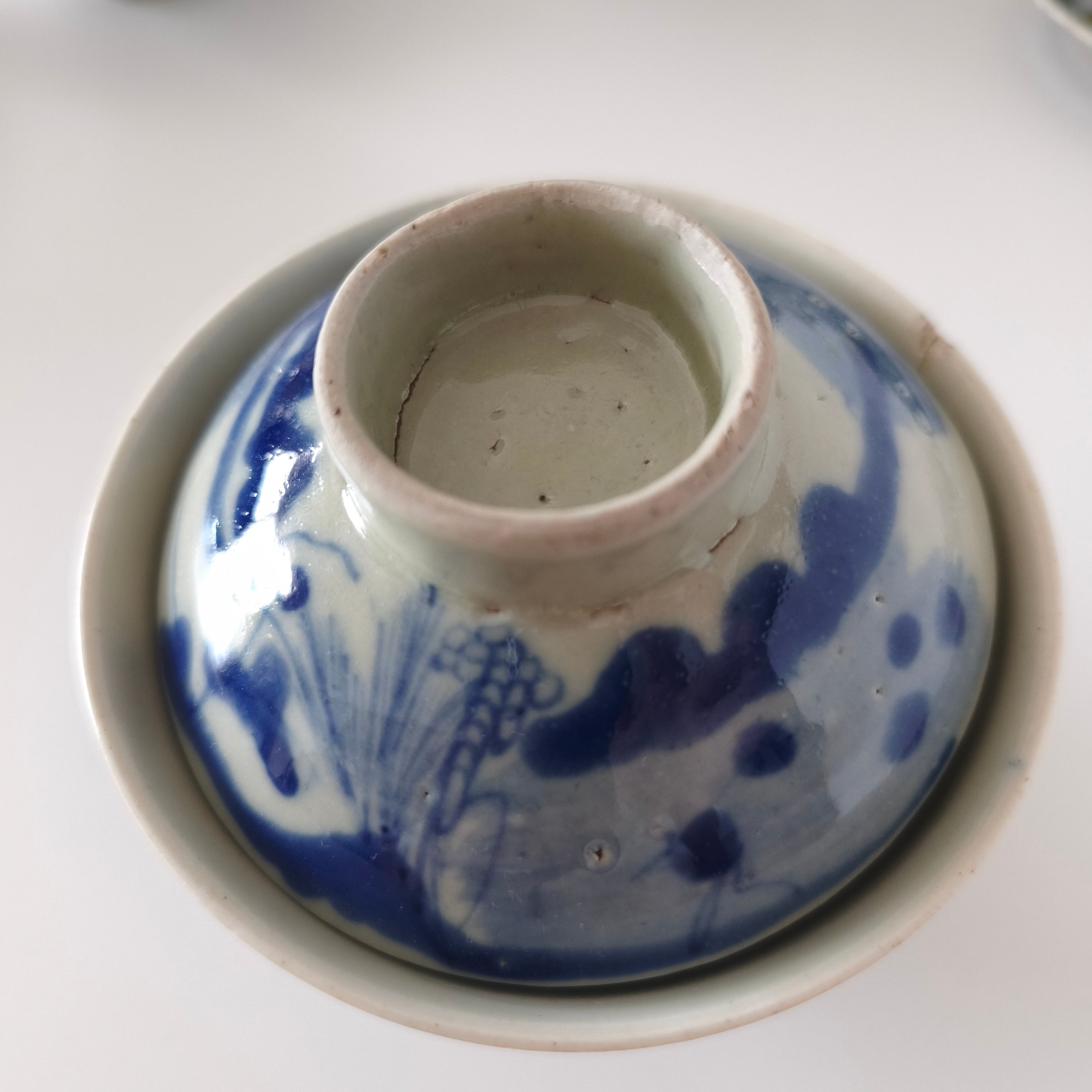 青花山水図蓋碗