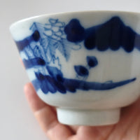 青花山水図蓋碗