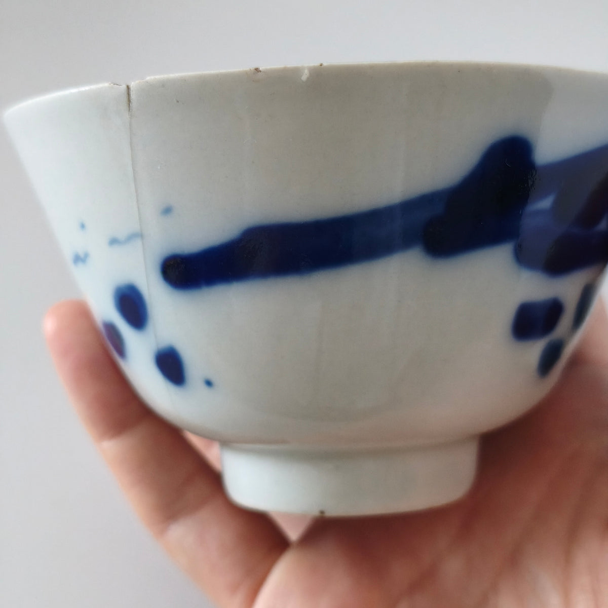 青花山水図蓋碗