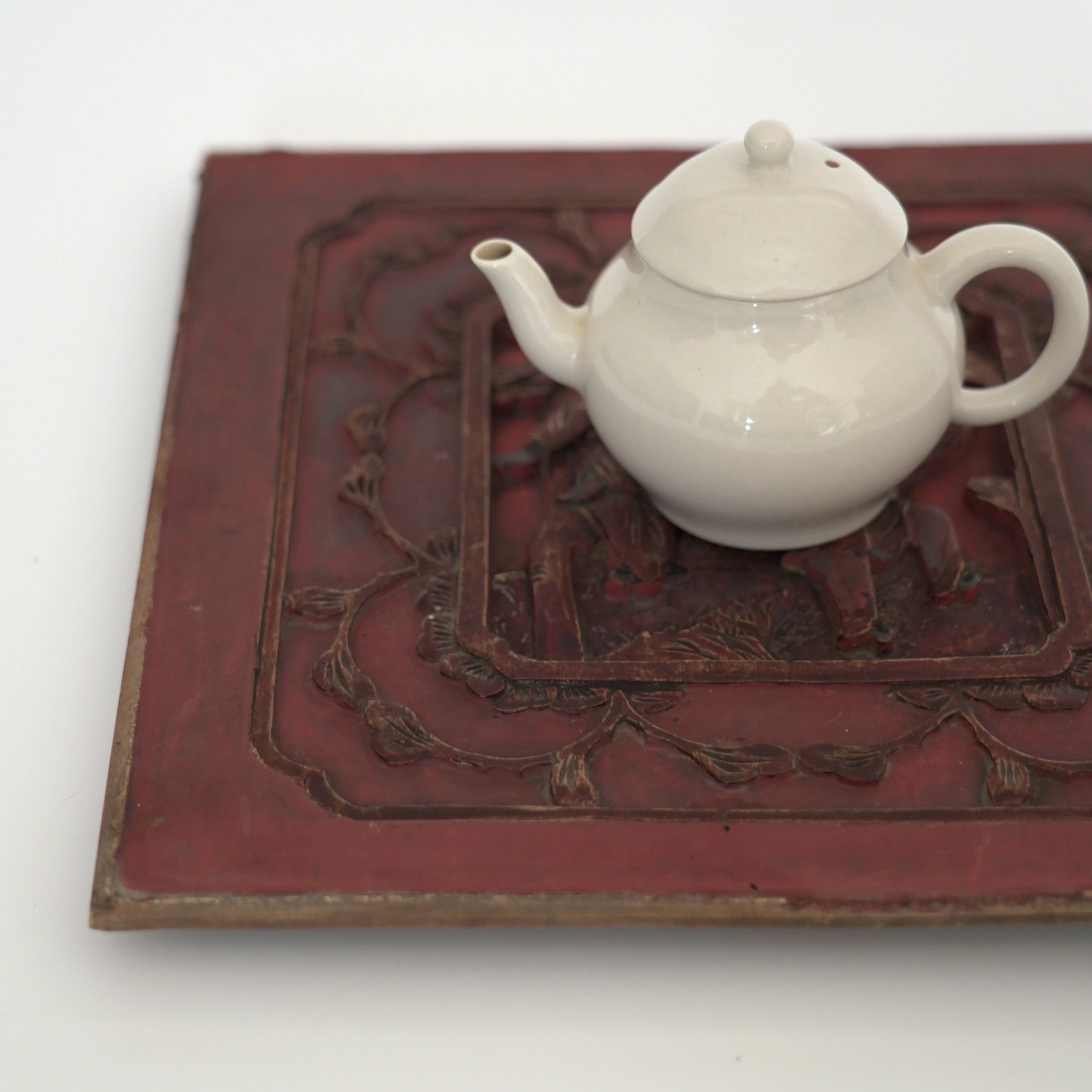 赤漆人物牡丹文壺承①