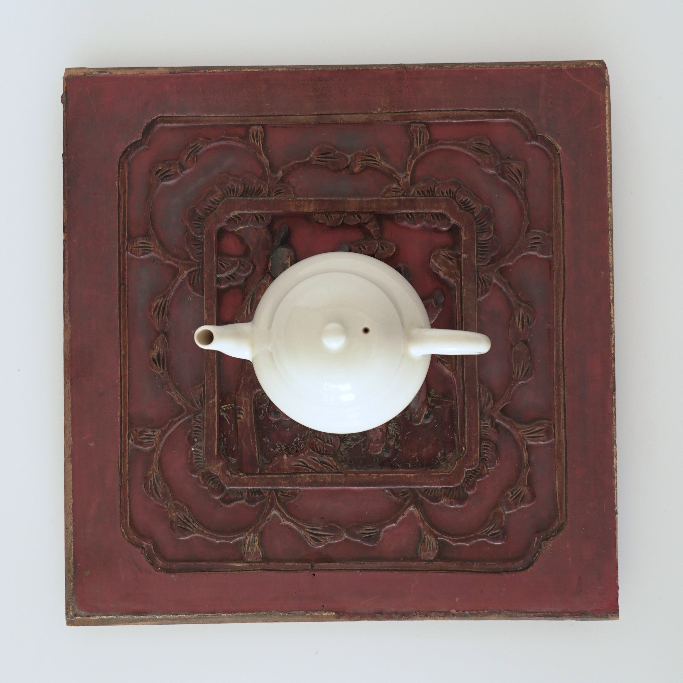 赤漆人物牡丹文壺承①