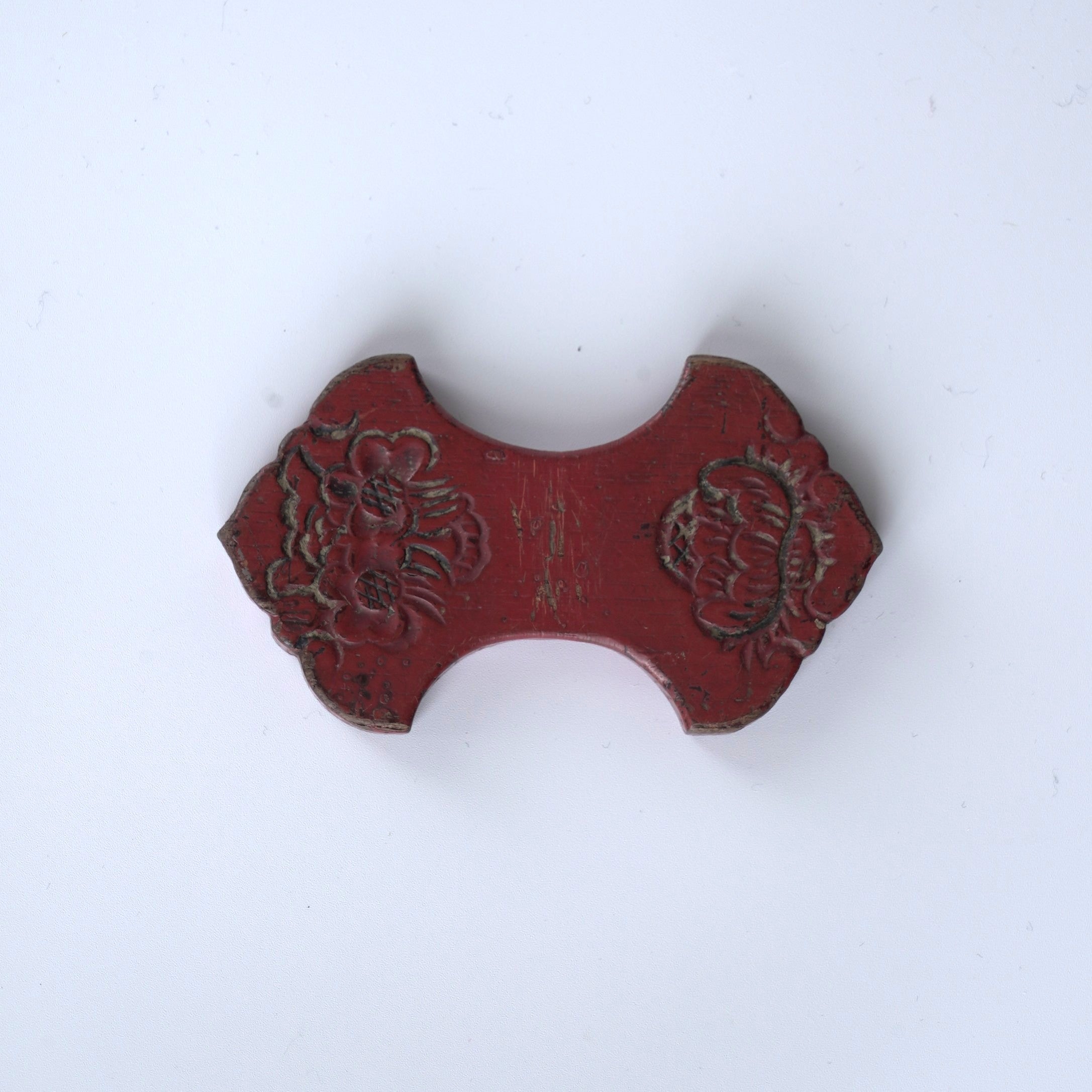 木製赤漆銀錠型花文糸板蓋置