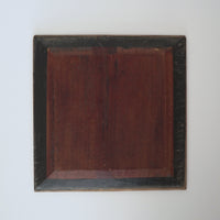 赤漆人物牡丹文壺承①