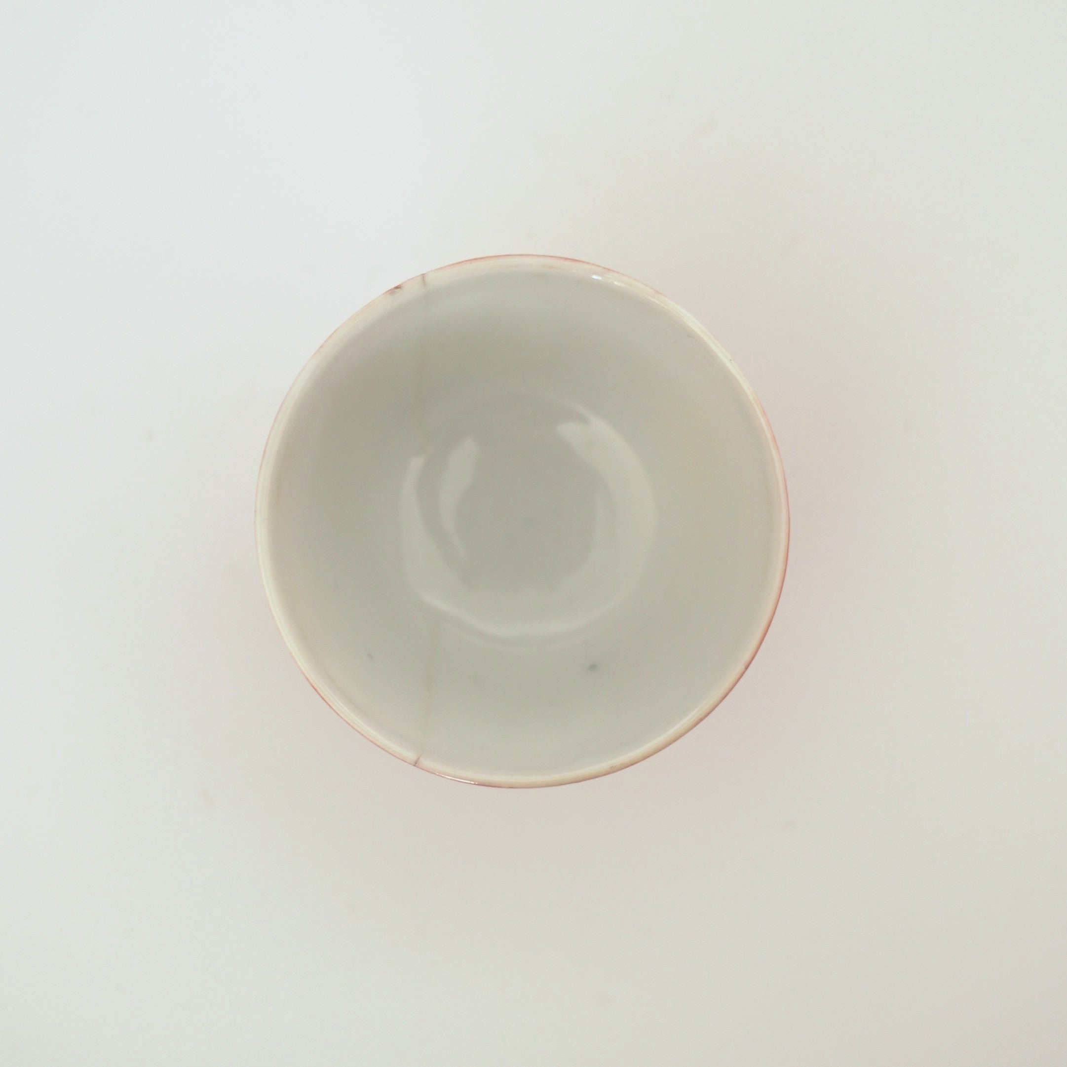 珊瑚紅釉金彩福卍文茶杯①