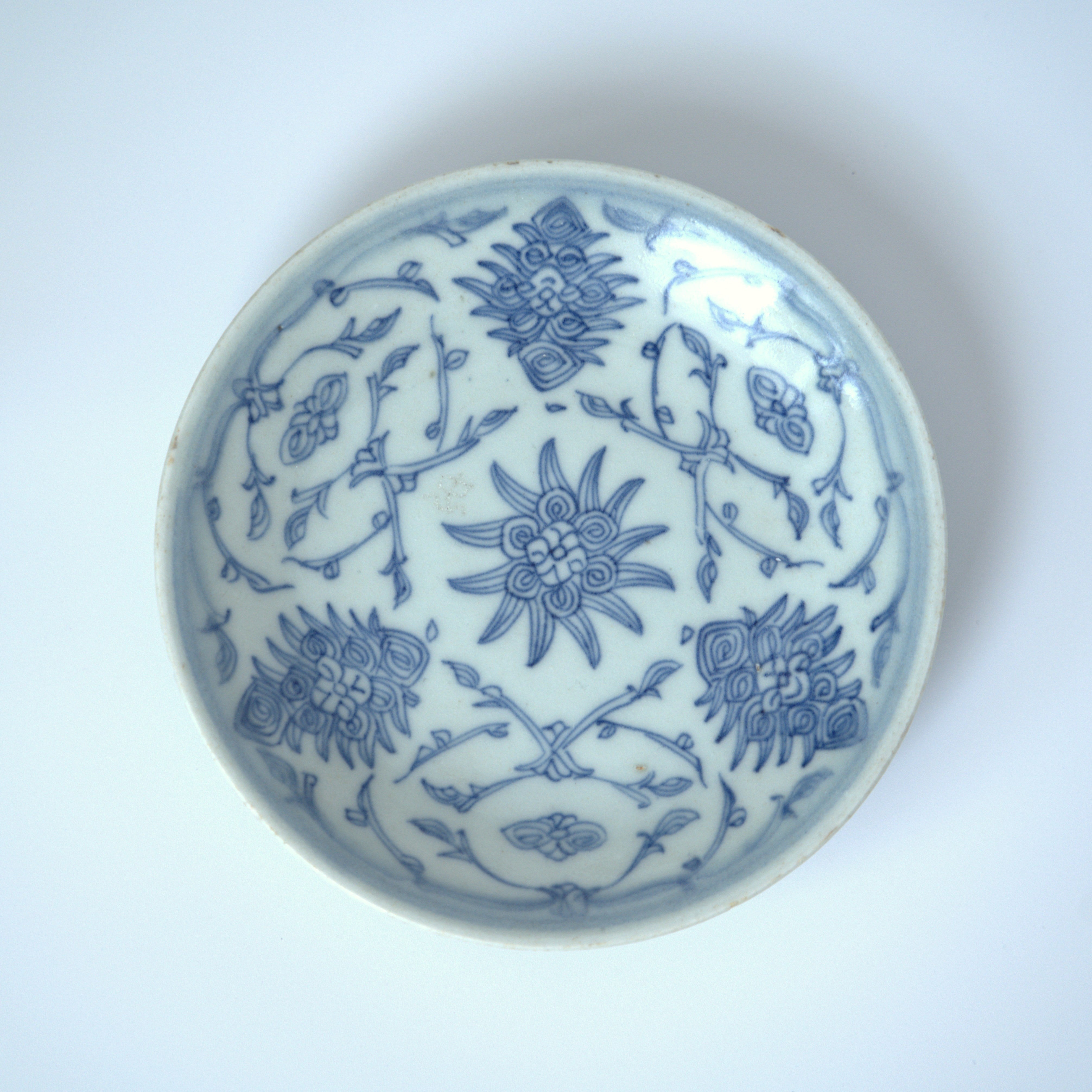 青花絡枝蓮文皿①