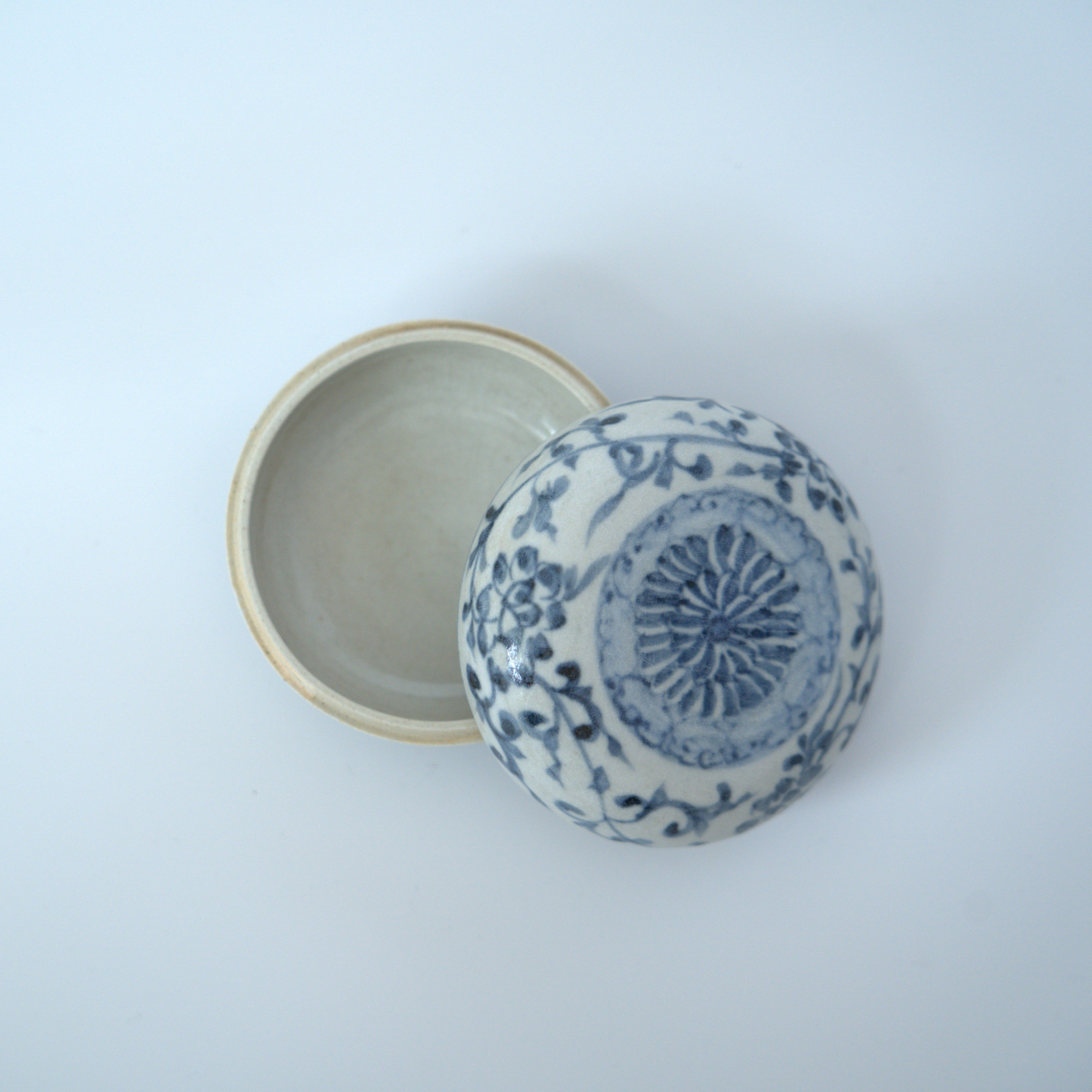 青花蓮唐草文香盒