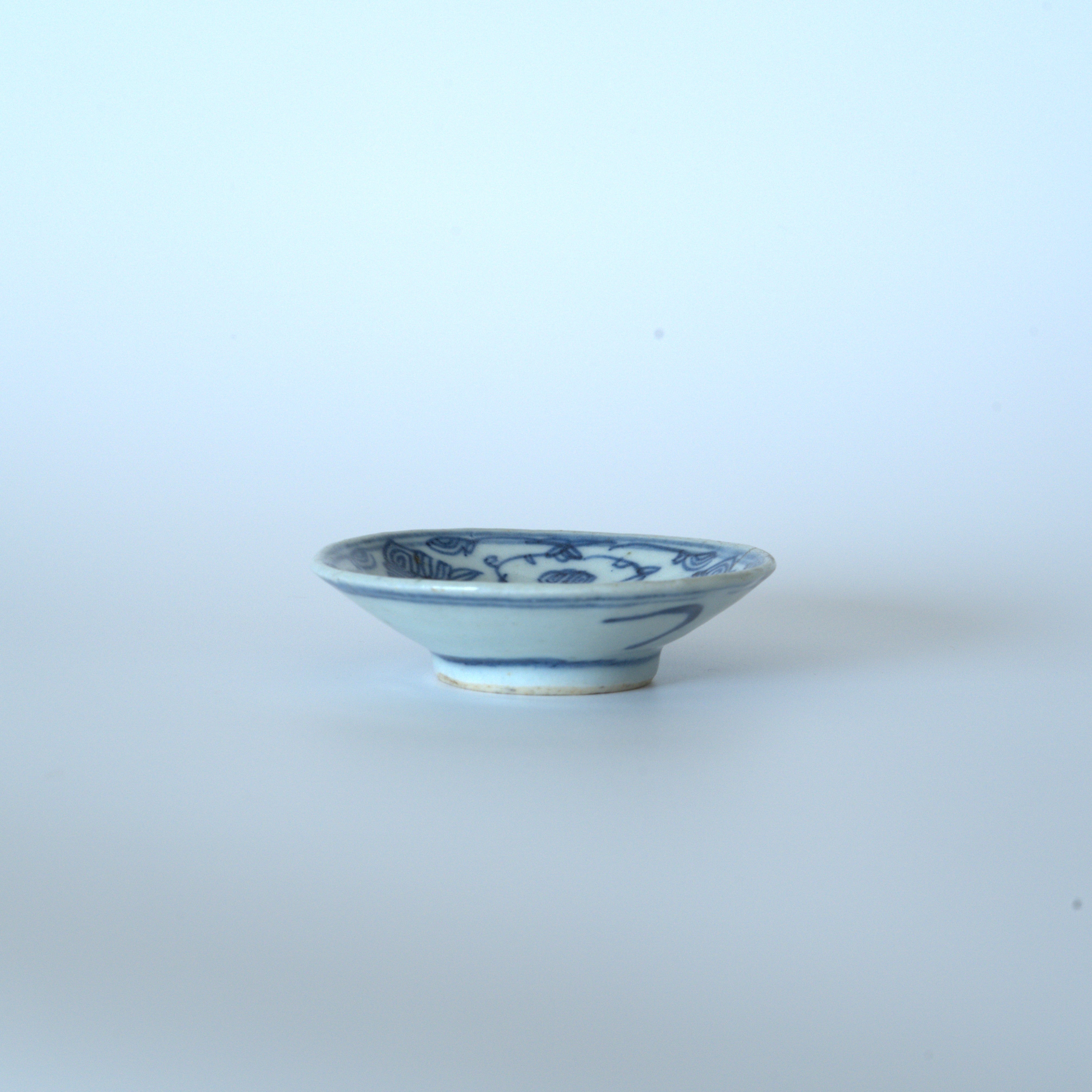 青花絡枝蓮文豆皿