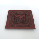 赤漆人物牡丹文壺承①