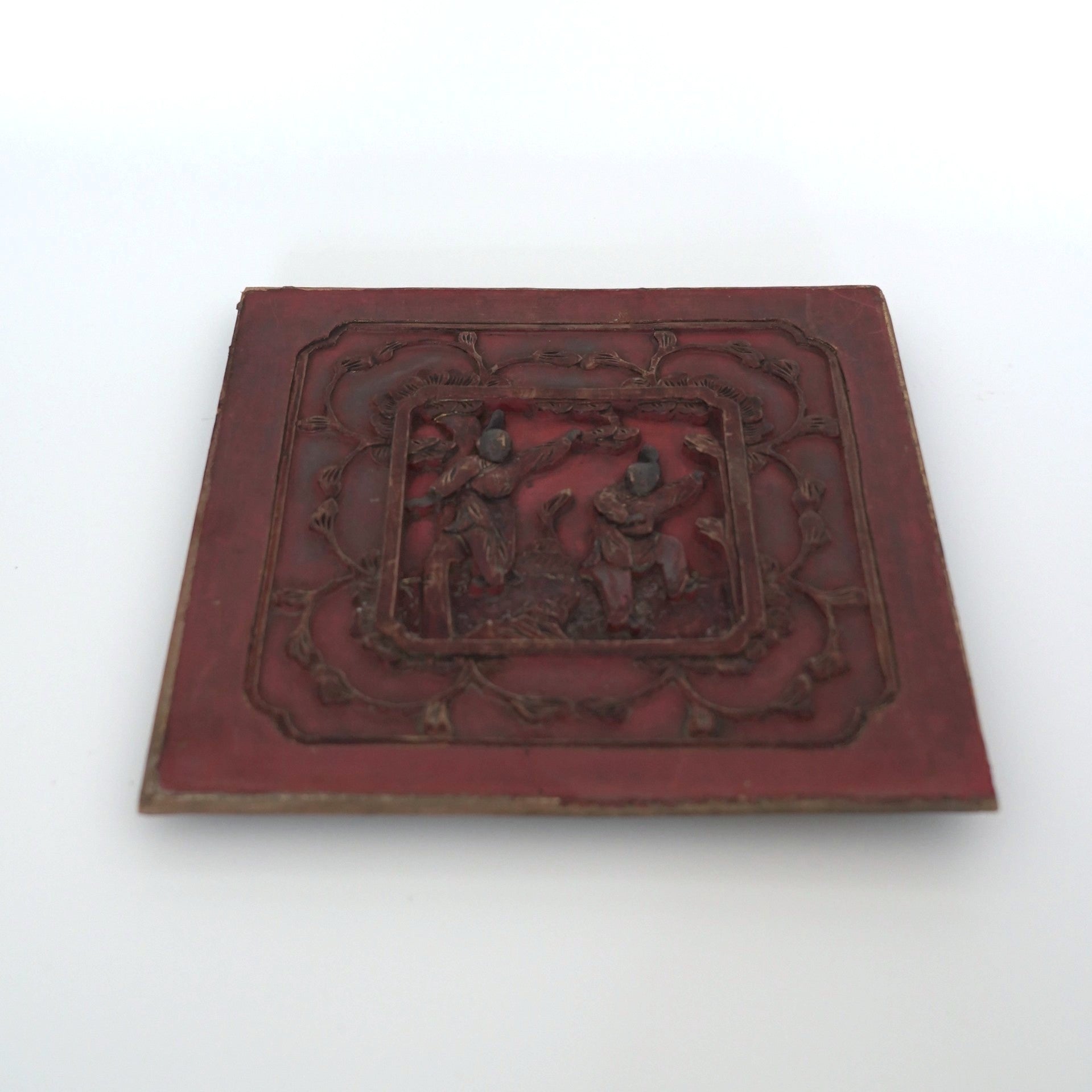 赤漆人物牡丹文壺承①