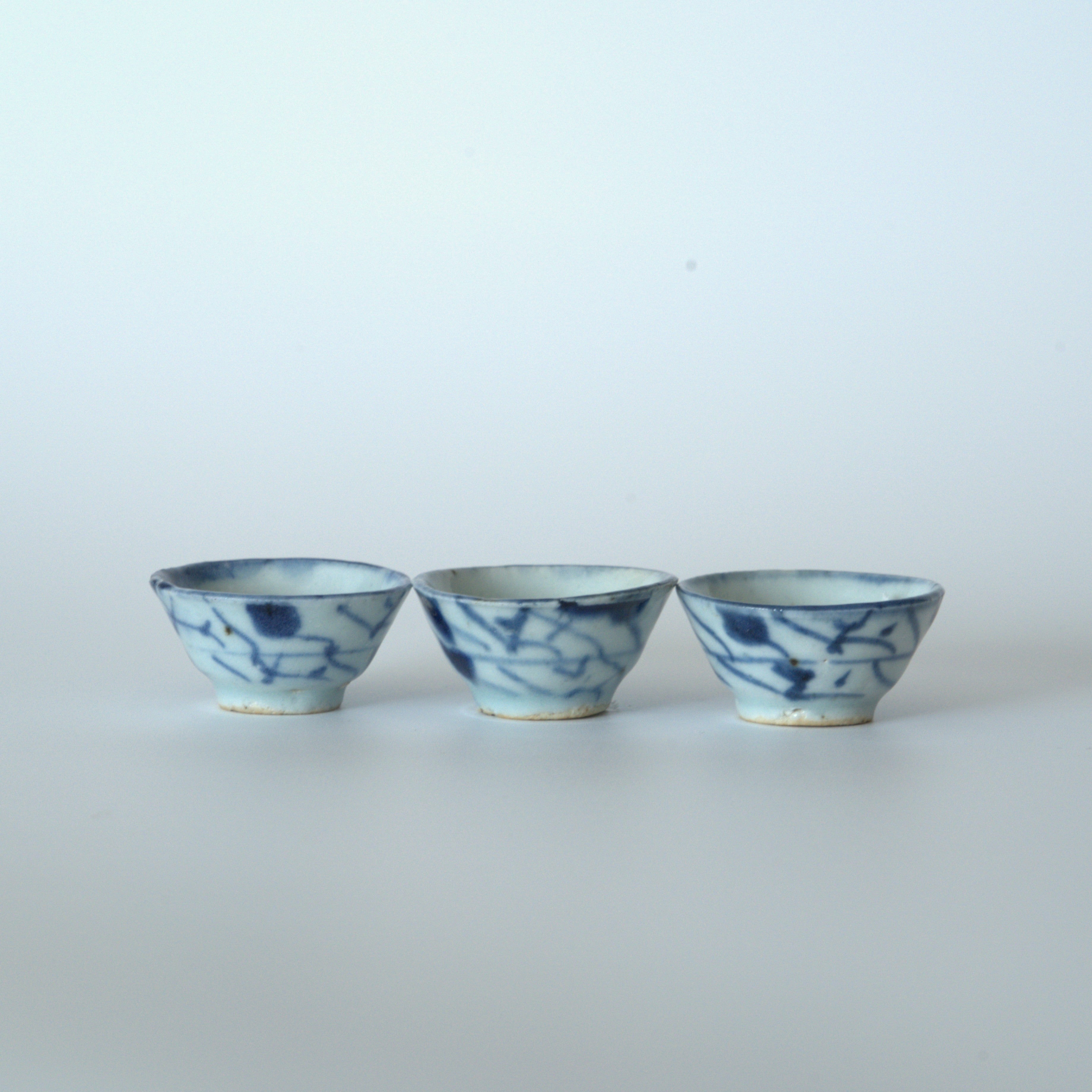 青花唐草文小茶杯３個セット②
