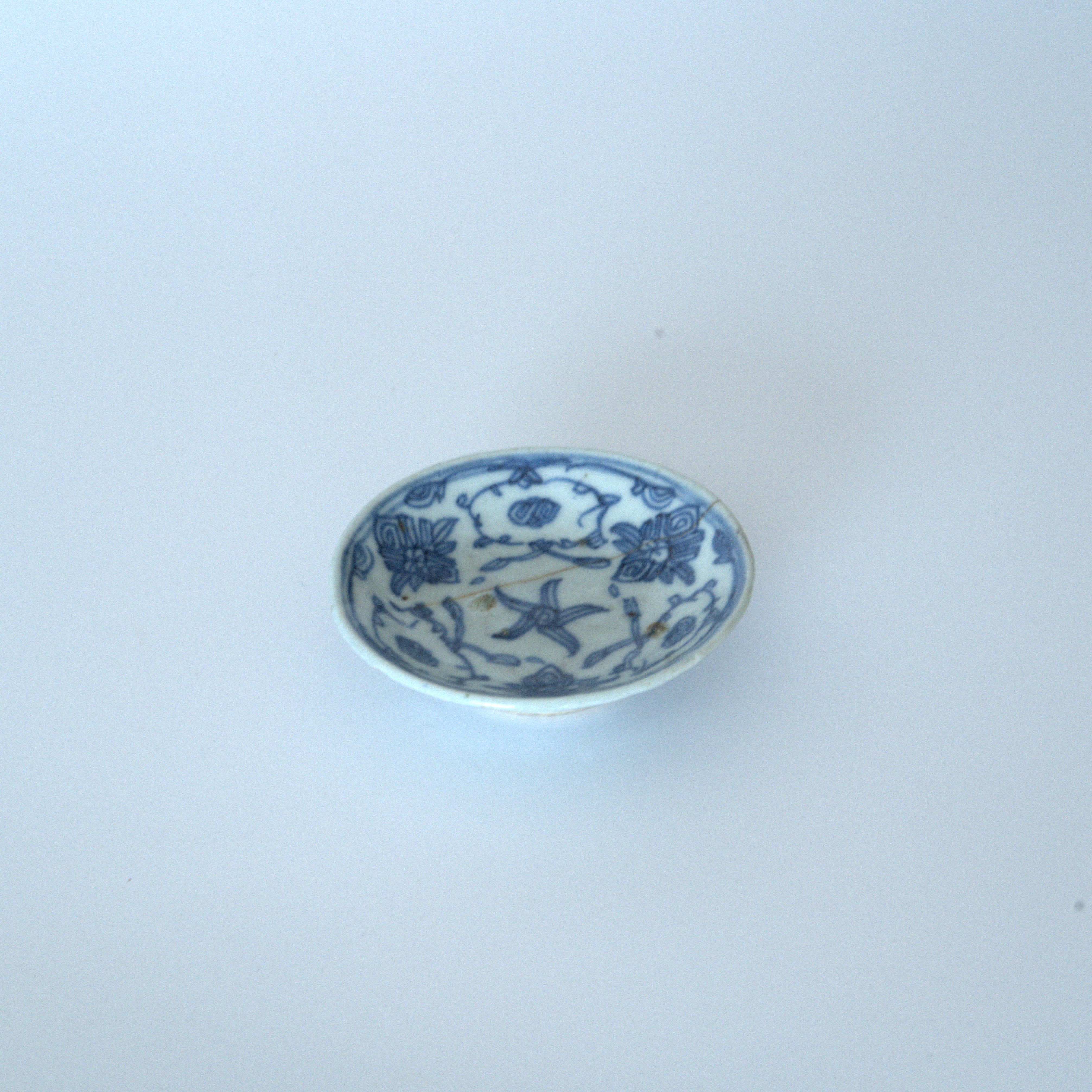 青花絡枝蓮文豆皿