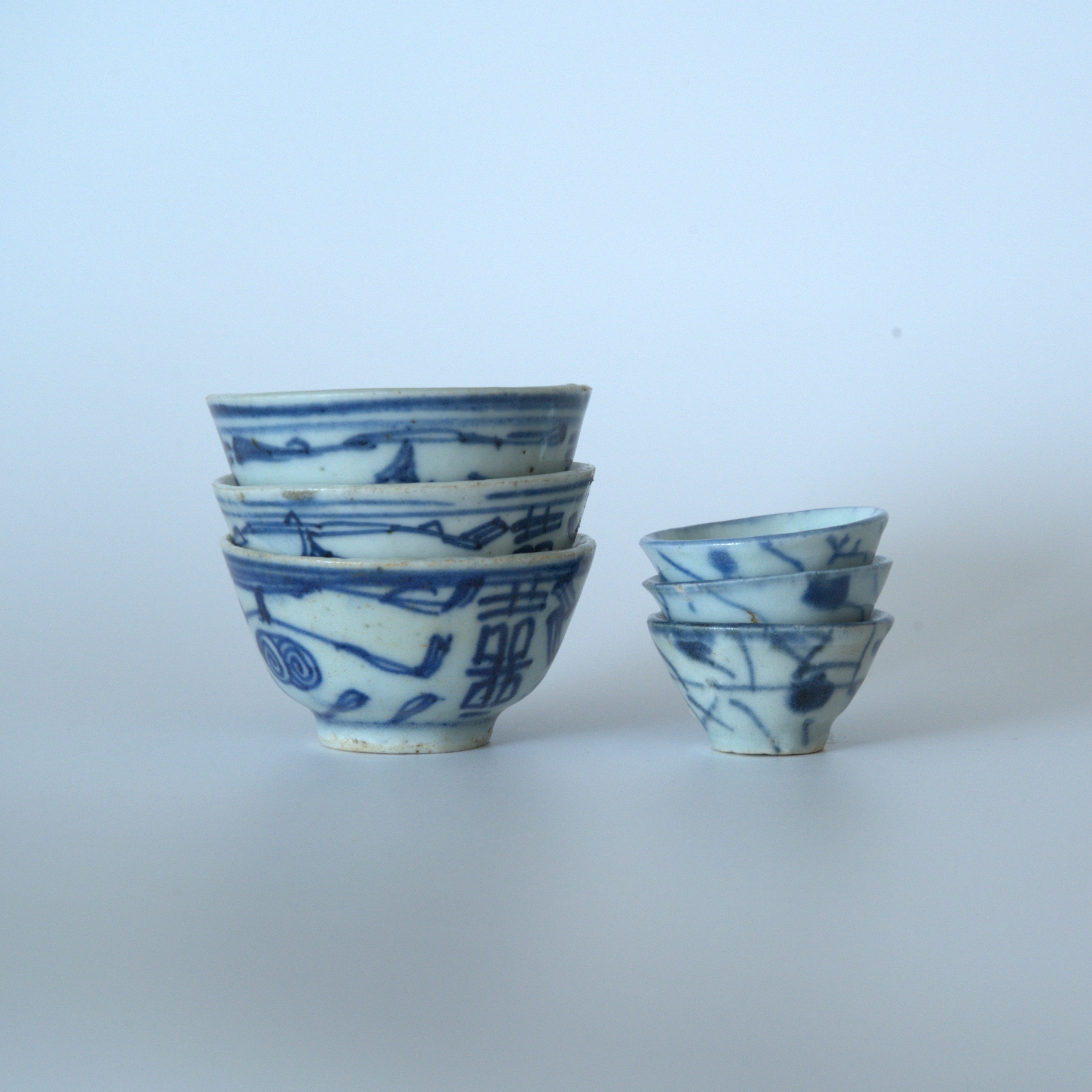 青花唐草文小茶杯３個セット①