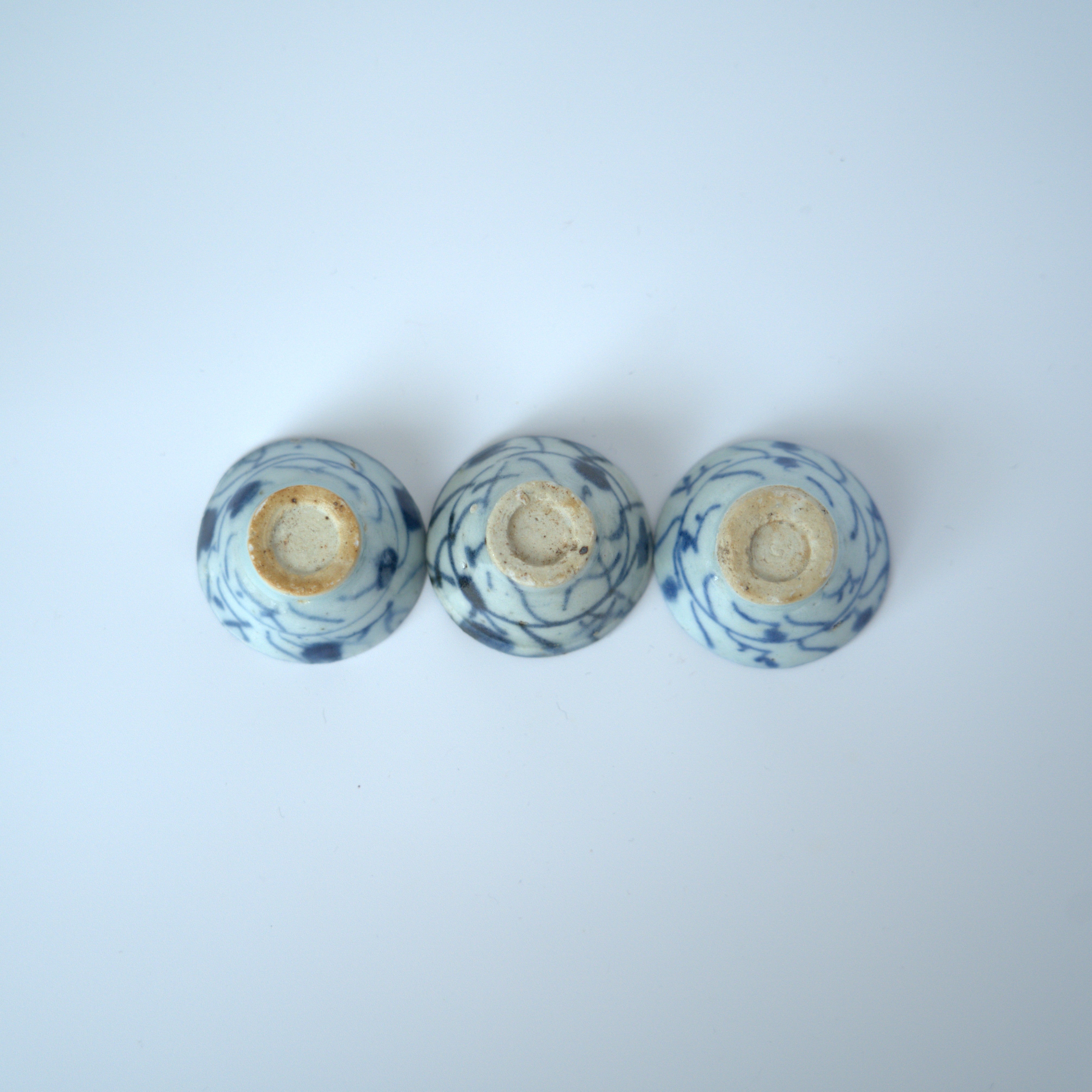 青花唐草文小茶杯３個セット①
