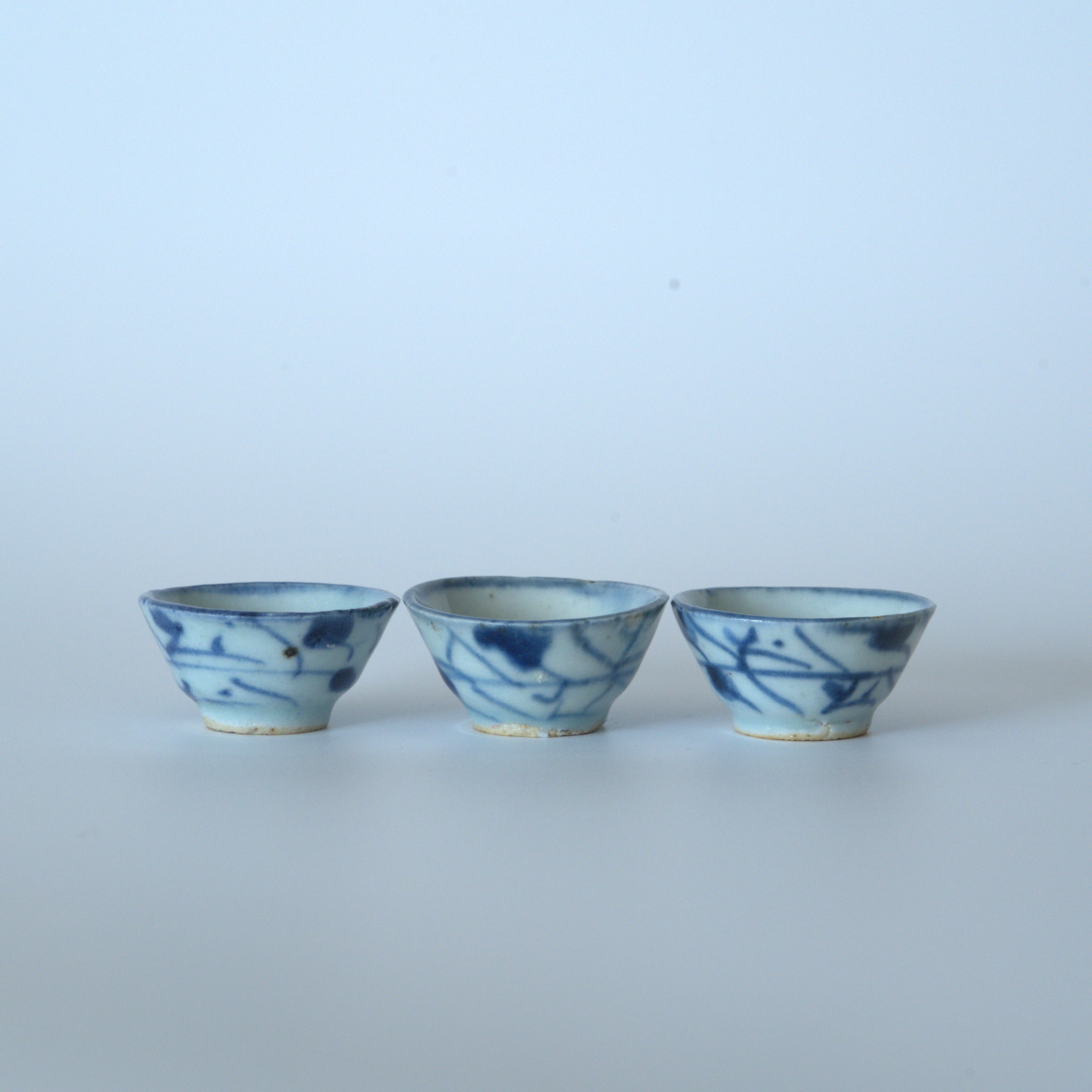 青花唐草文小茶杯３個セット②
