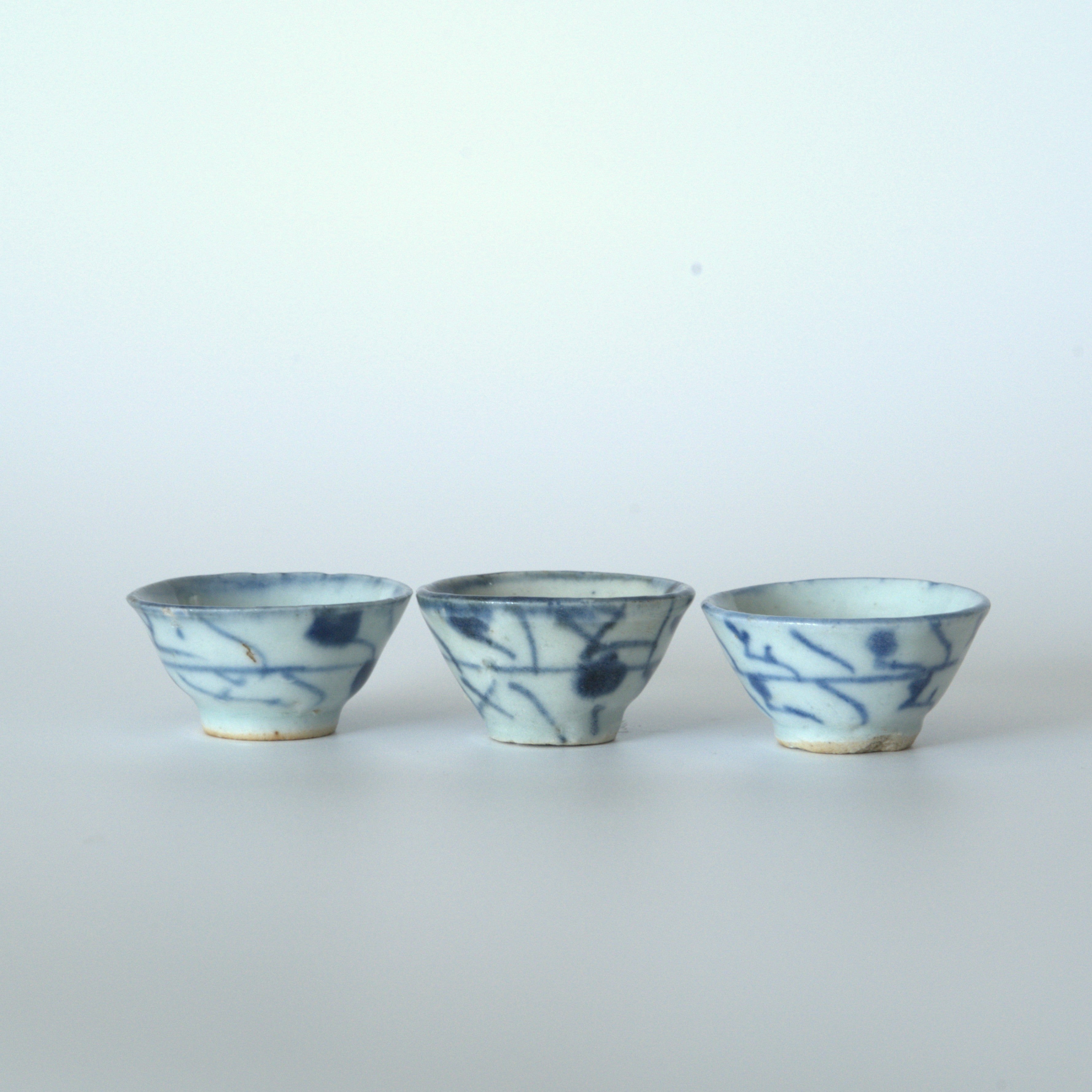 青花唐草文小茶杯３個セット①