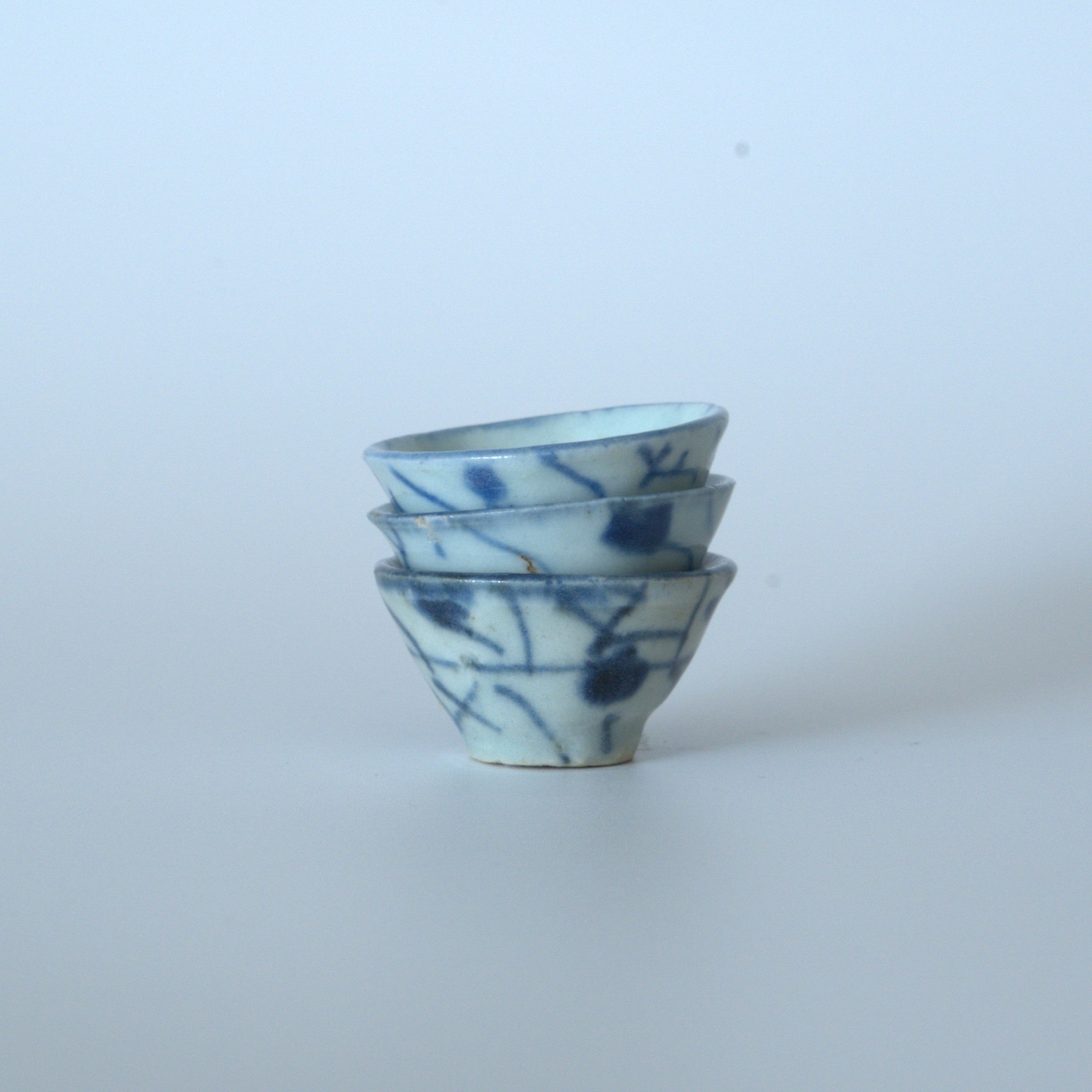 青花唐草文小茶杯３個セット①