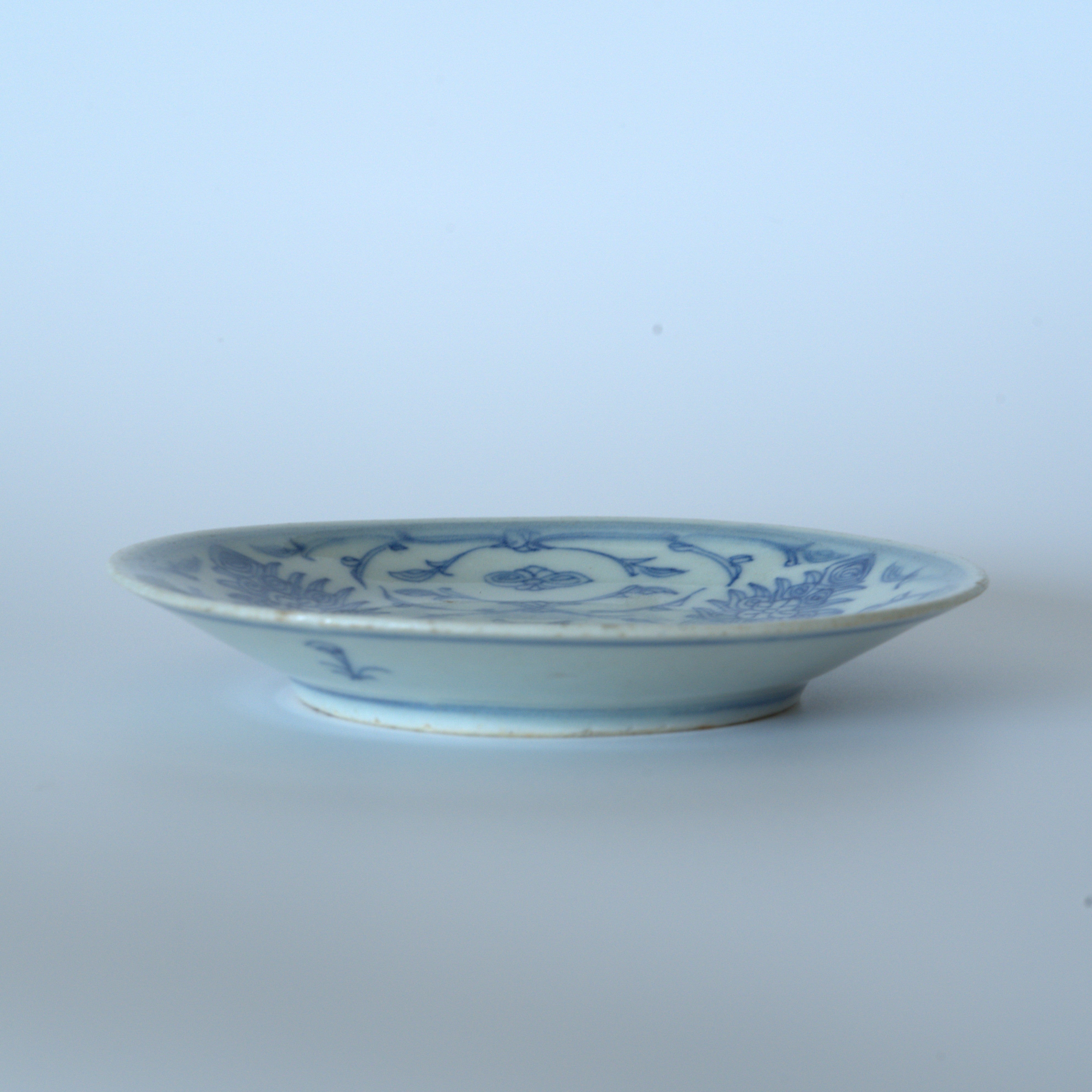 青花絡枝蓮文皿①