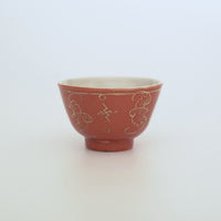 珊瑚紅釉金彩福卍文茶杯①