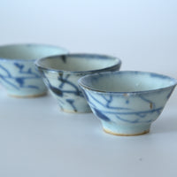 青花唐草文小茶杯３個セット①