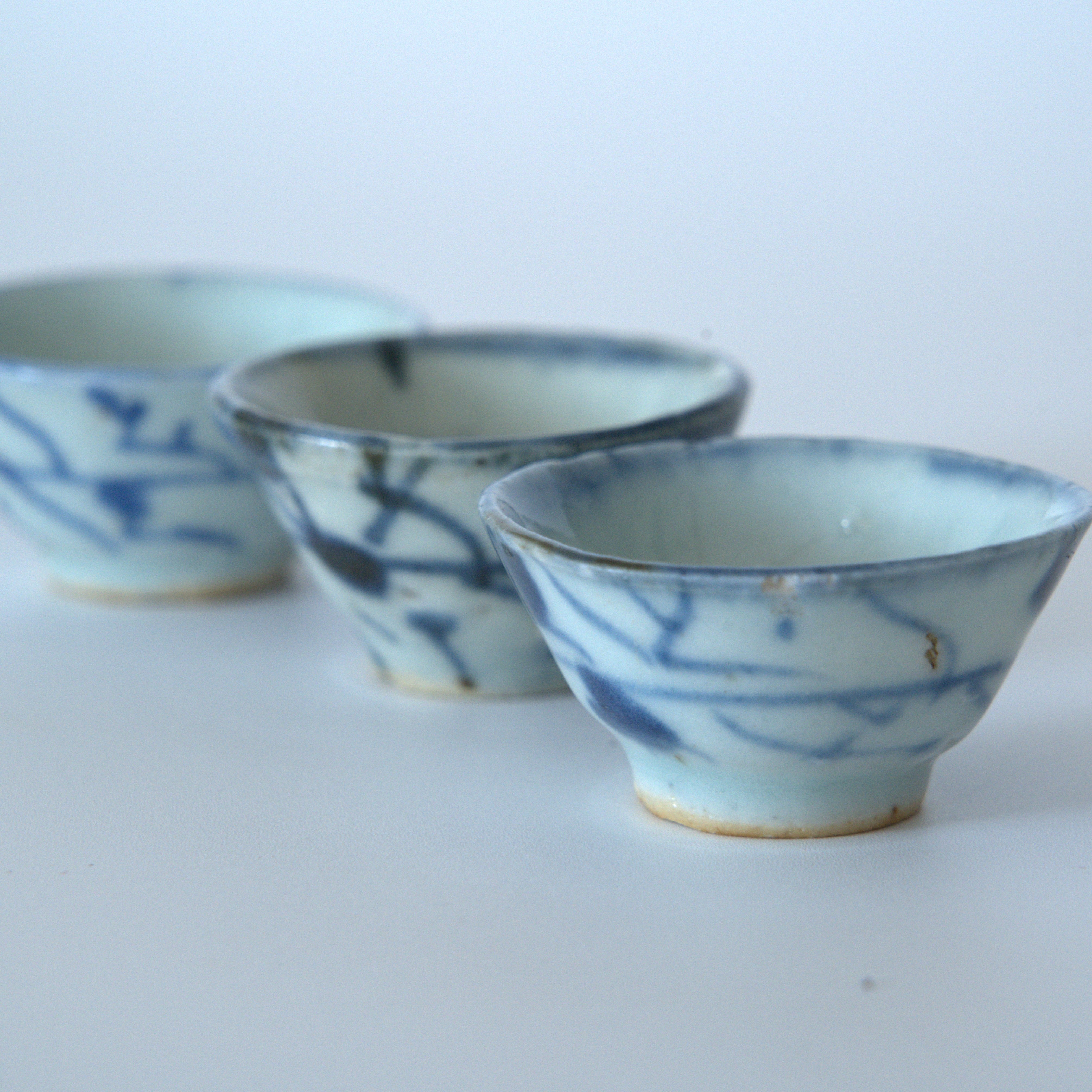 青花唐草文小茶杯３個セット①