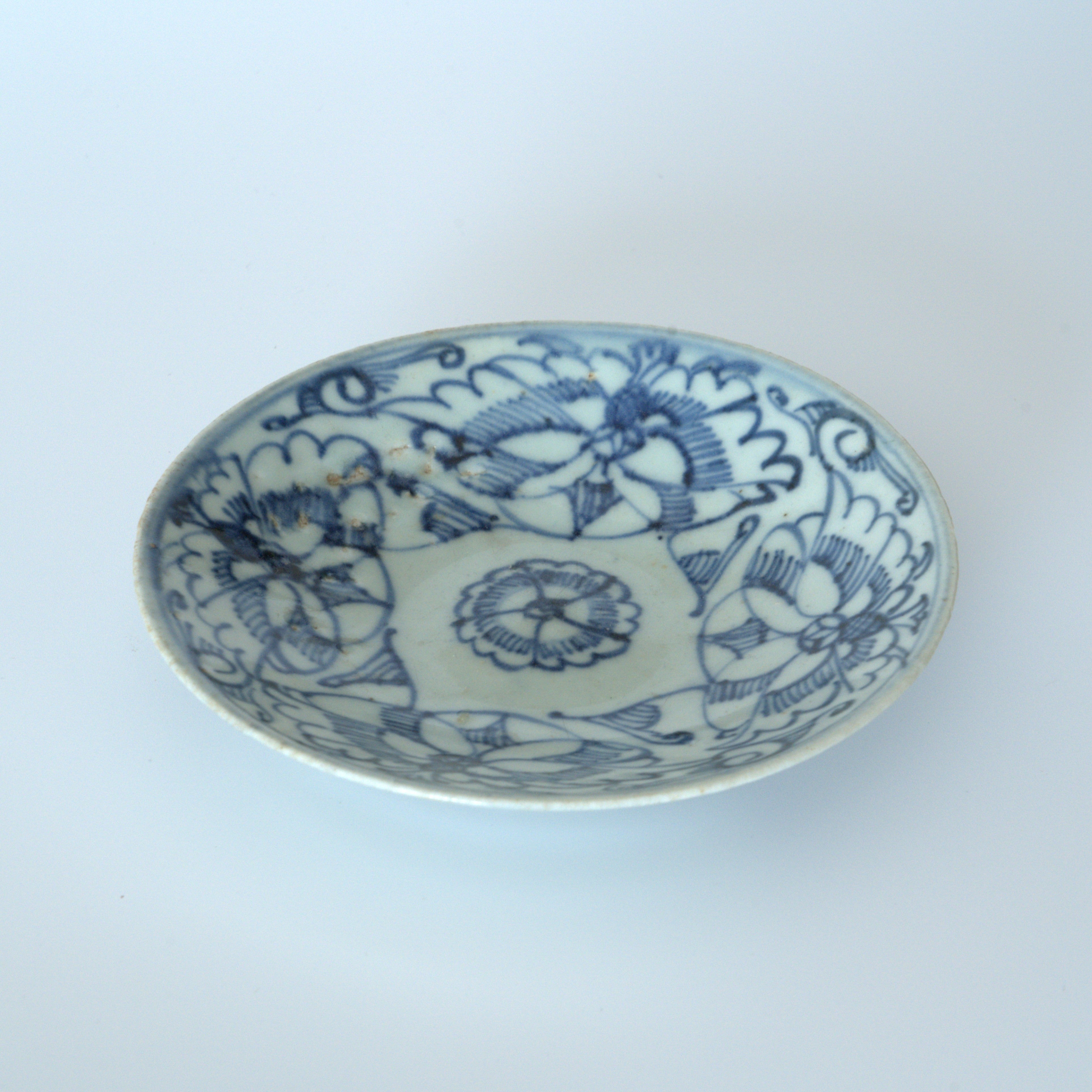 青花蝶恋花文皿①