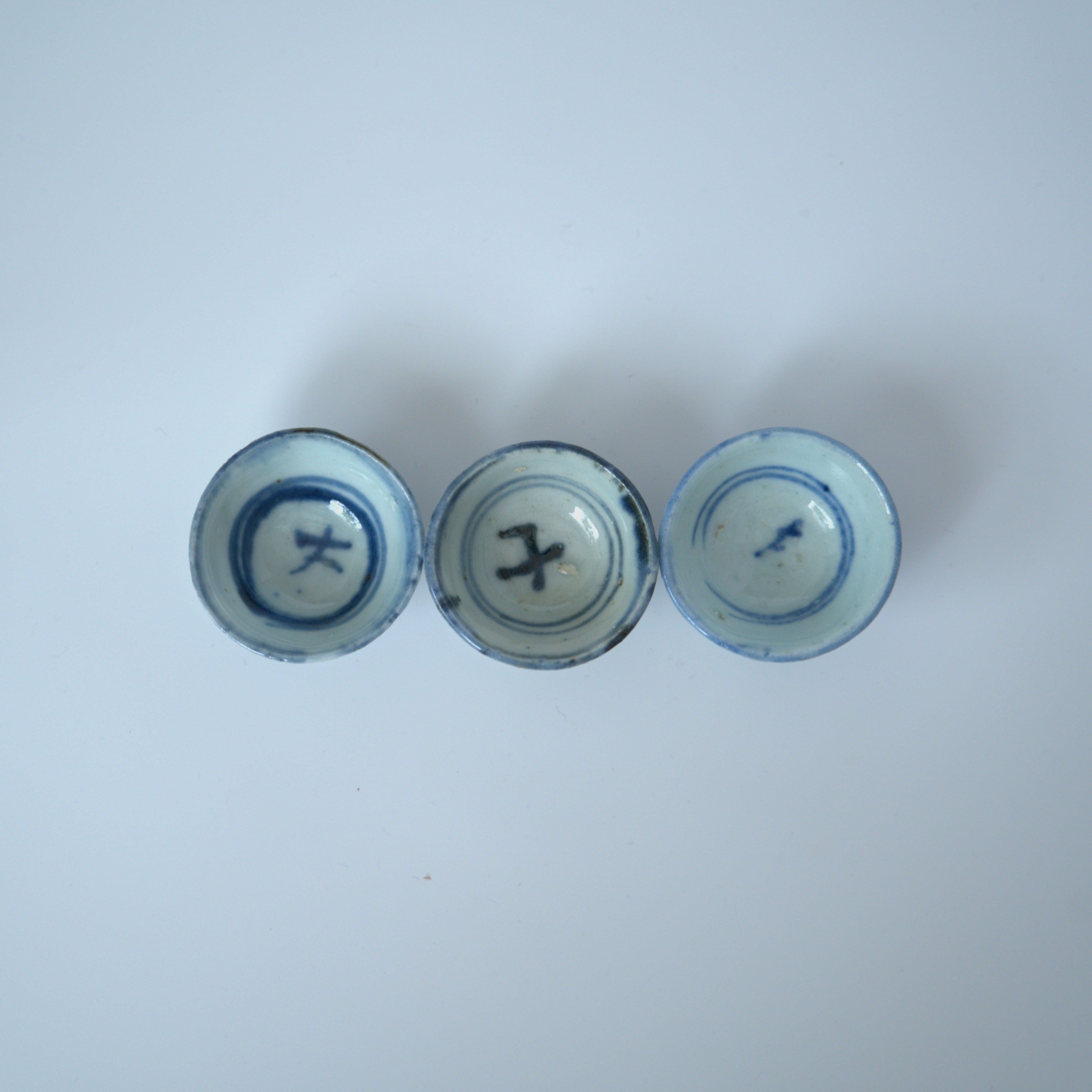 青花唐草文小茶杯３個セット①