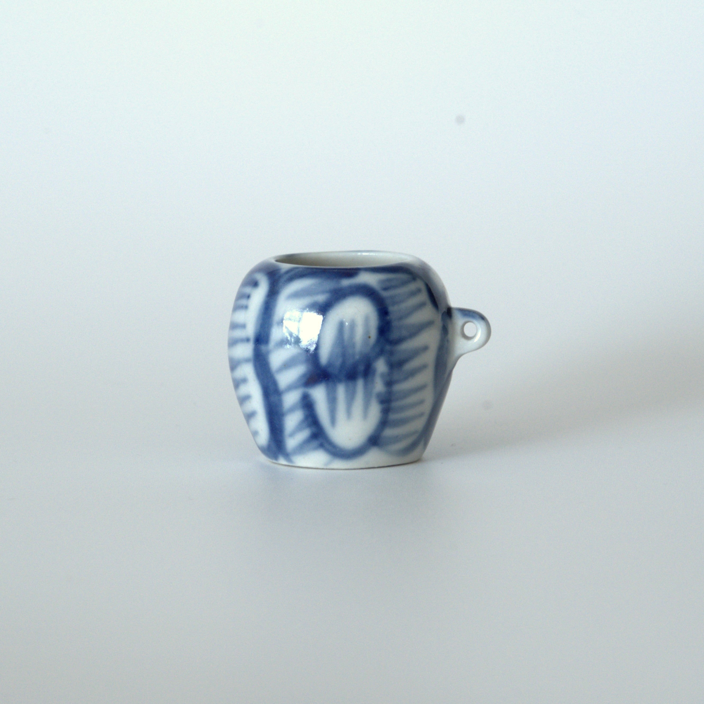 青花牡丹文蓋置②