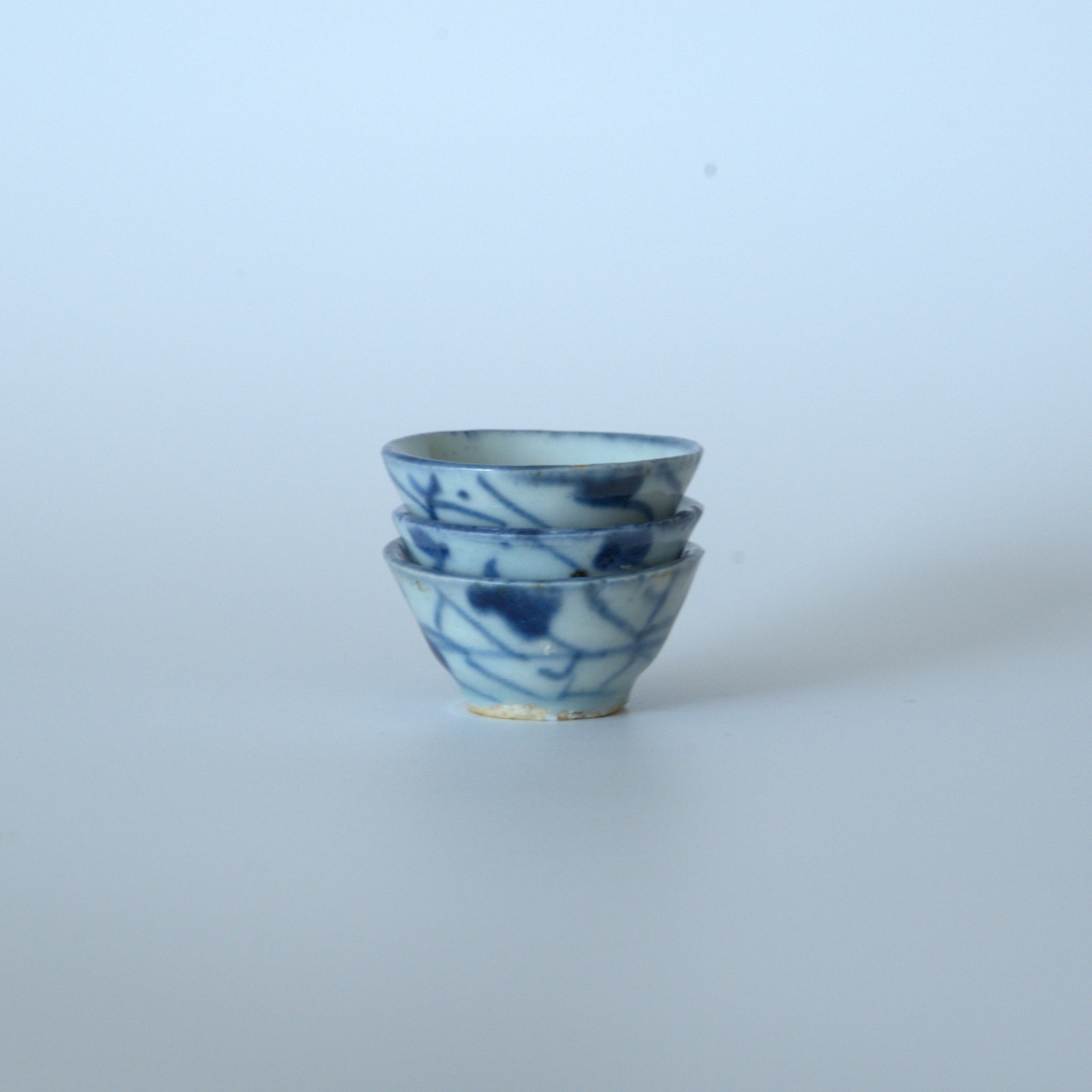 青花唐草文小茶杯３個セット②