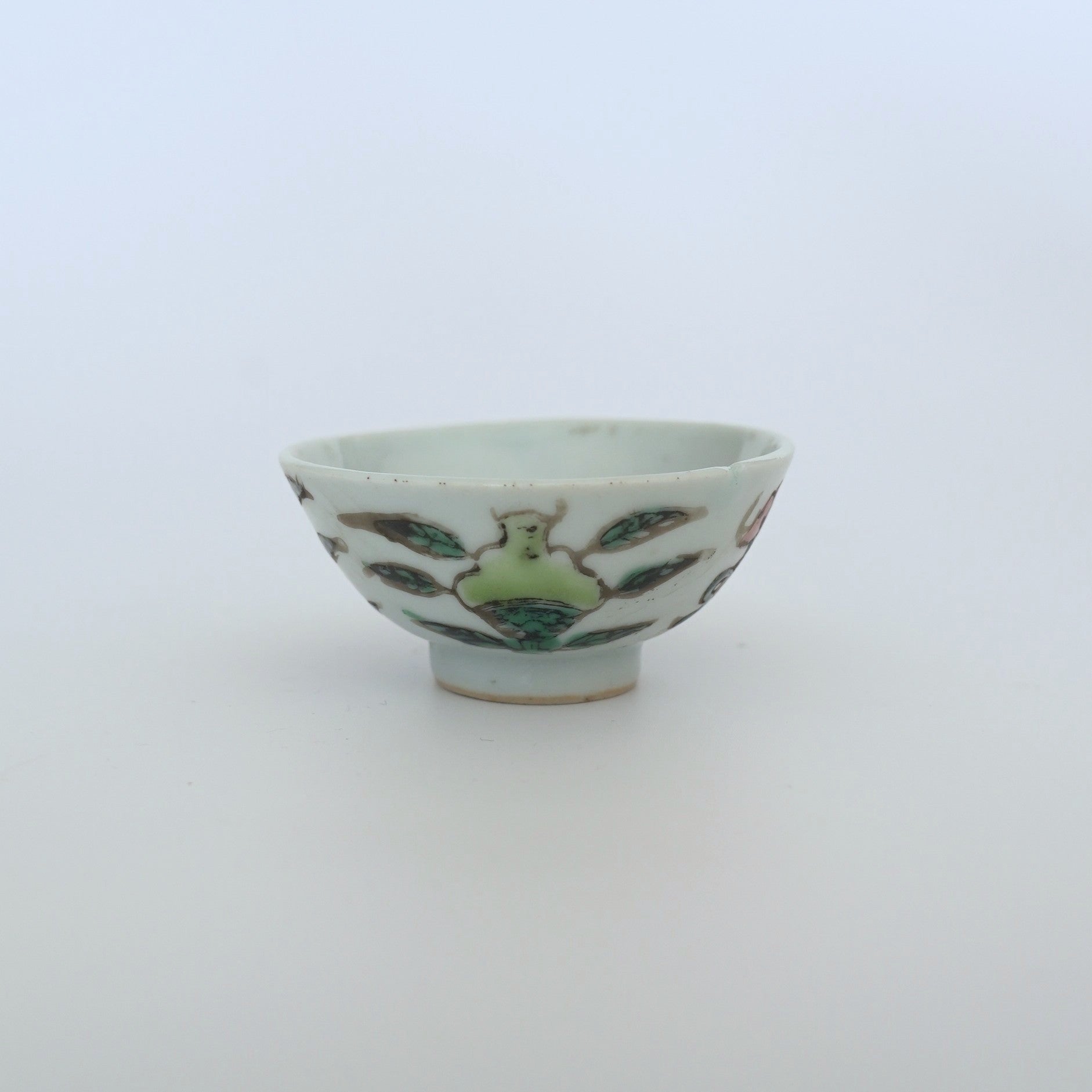 粉彩七宝三多文茶杯⑦