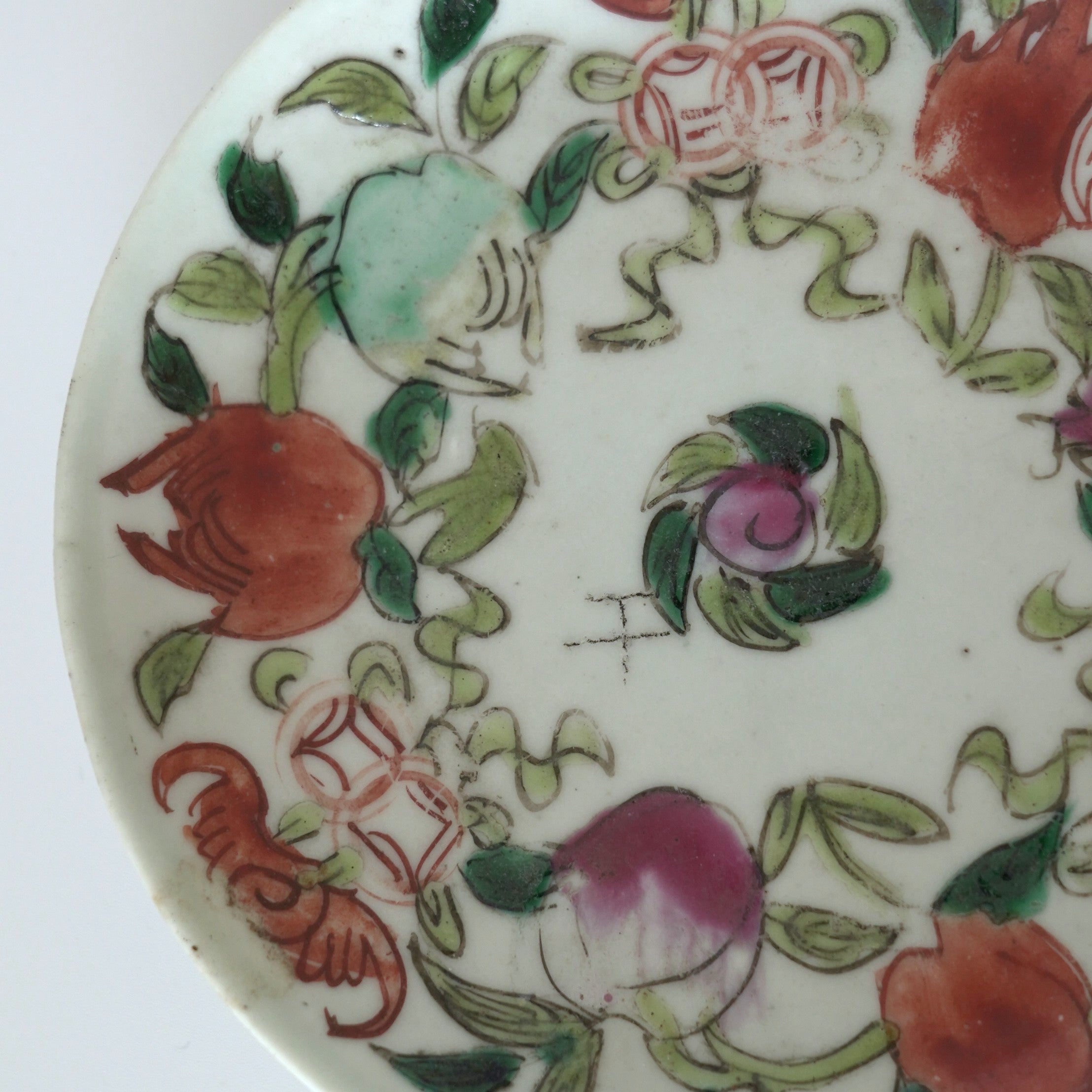 粉彩七宝三多文皿 ③