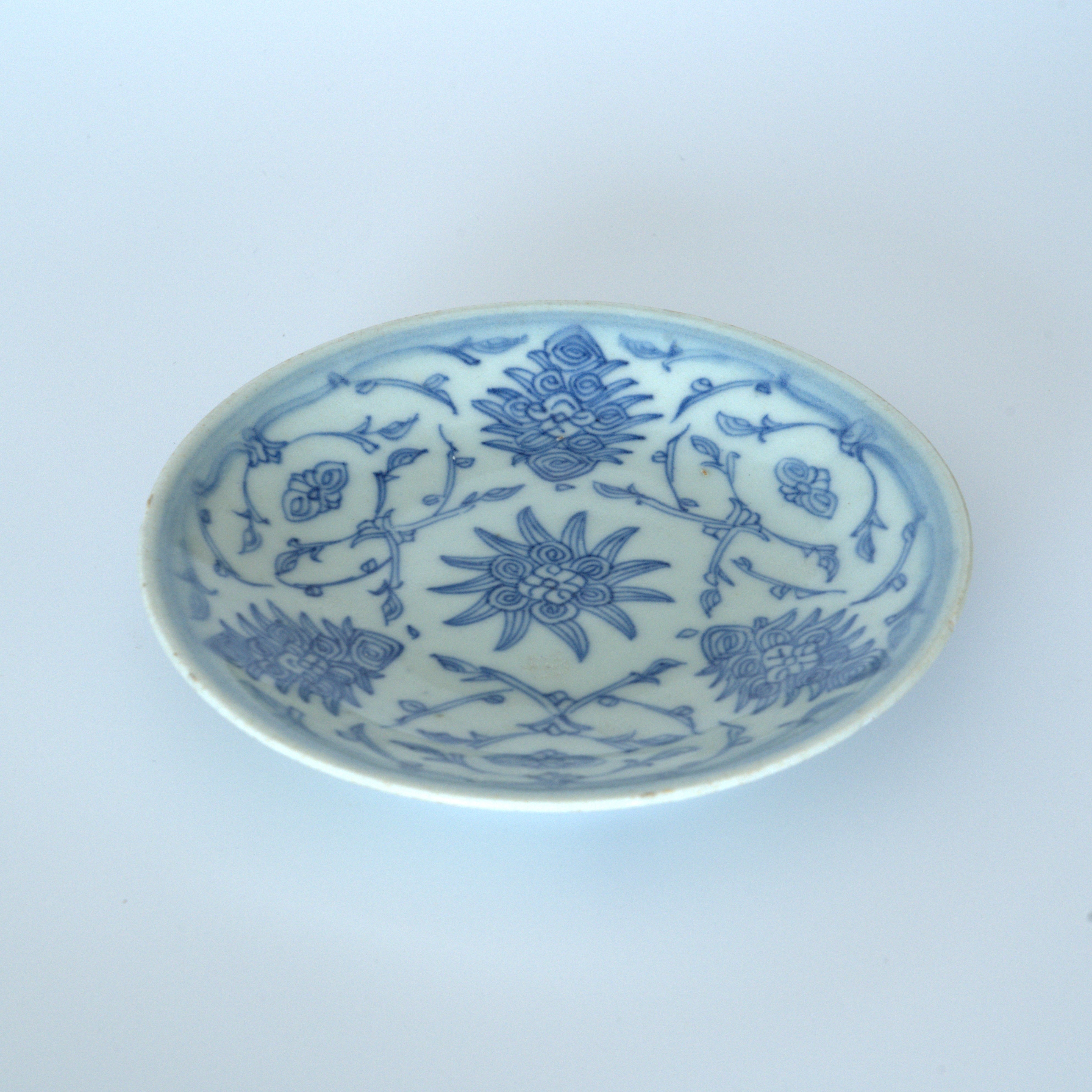 青花絡枝蓮文皿①