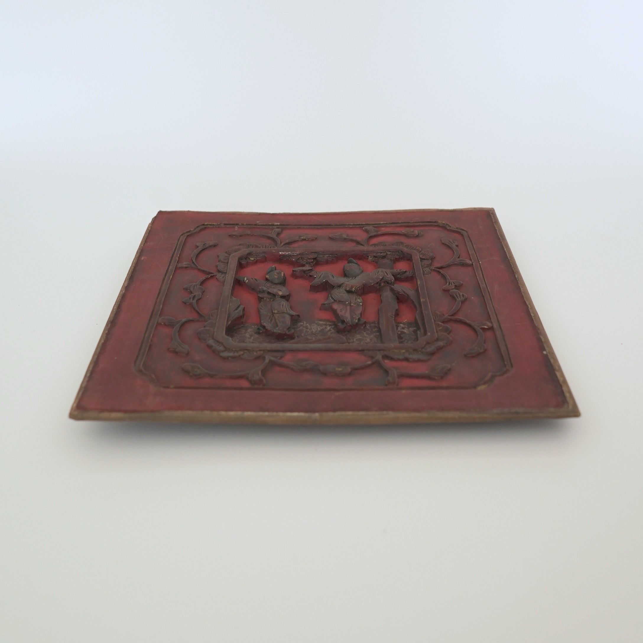 赤漆人物牡丹文壺承②