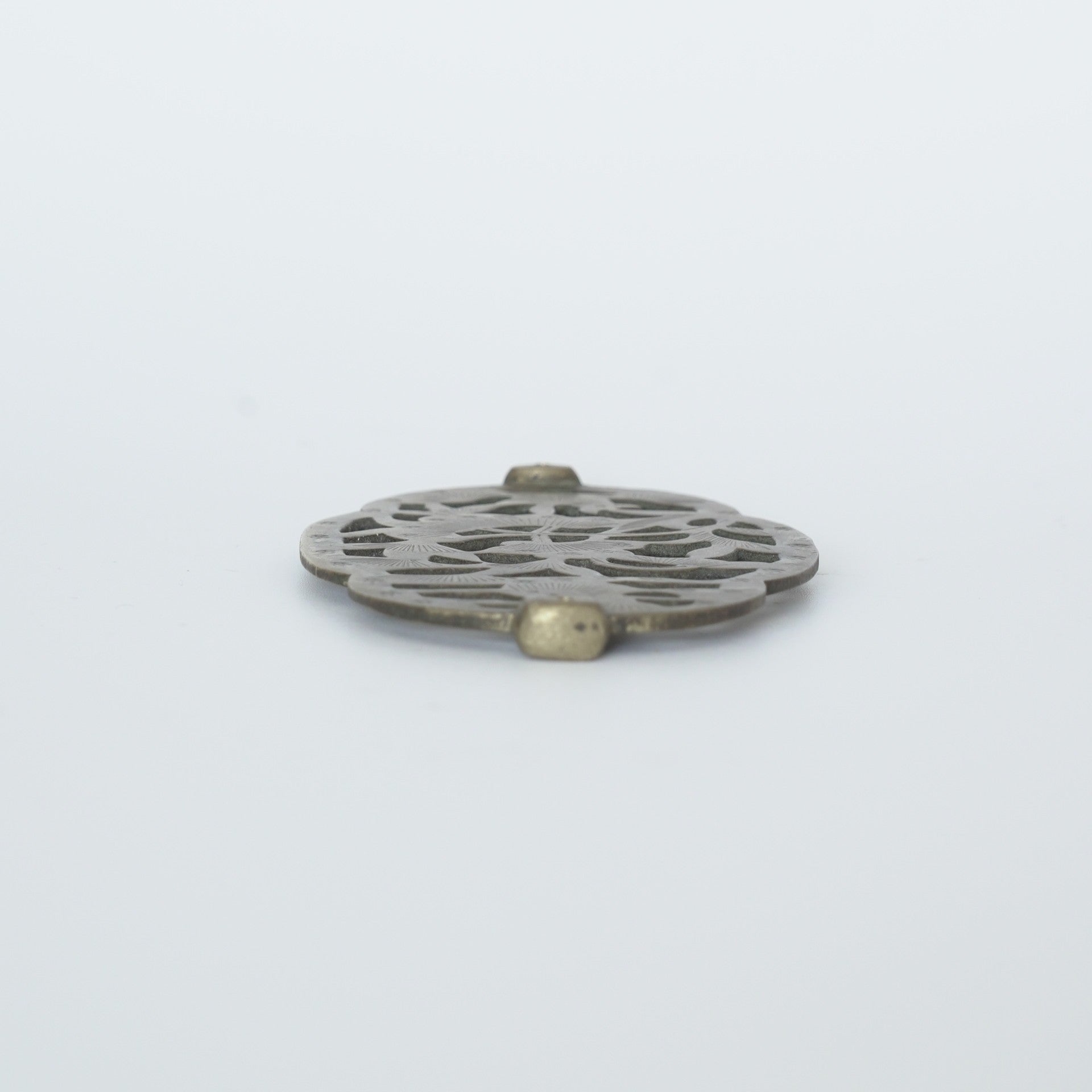 銅製松枝梅花文茶枕