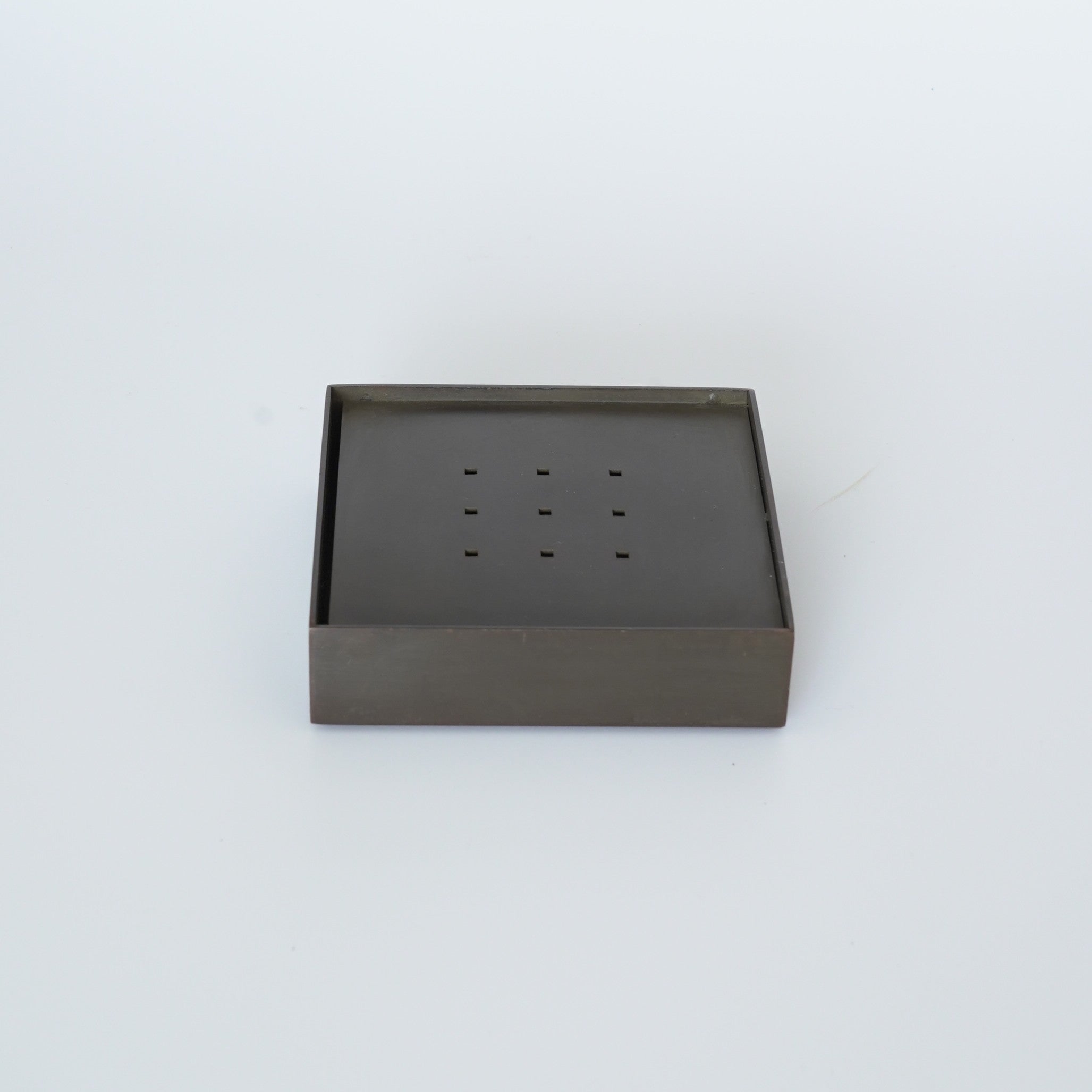 銅製正方壺承小