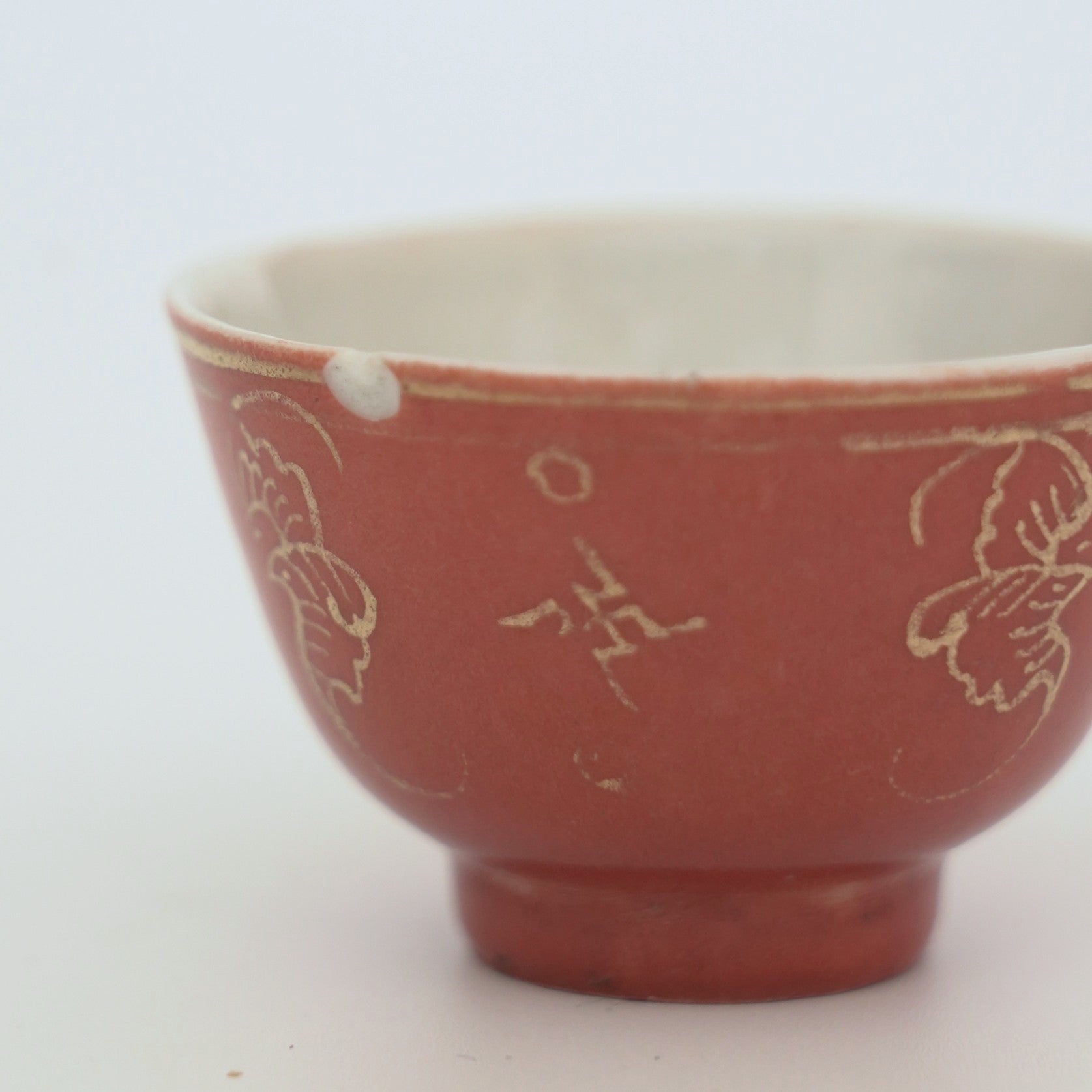 珊瑚紅釉金彩福卍文茶杯②