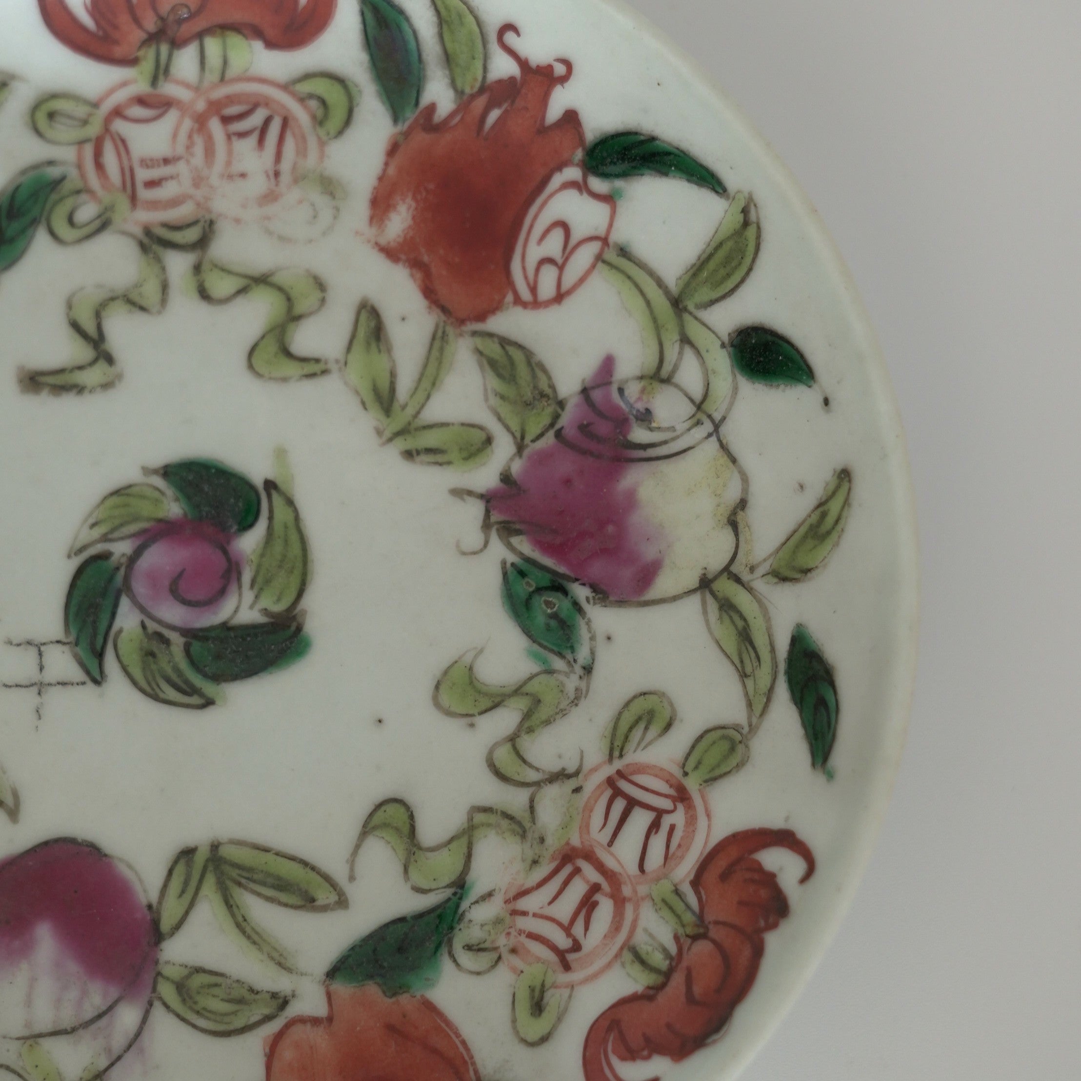 粉彩七宝三多文皿 ③