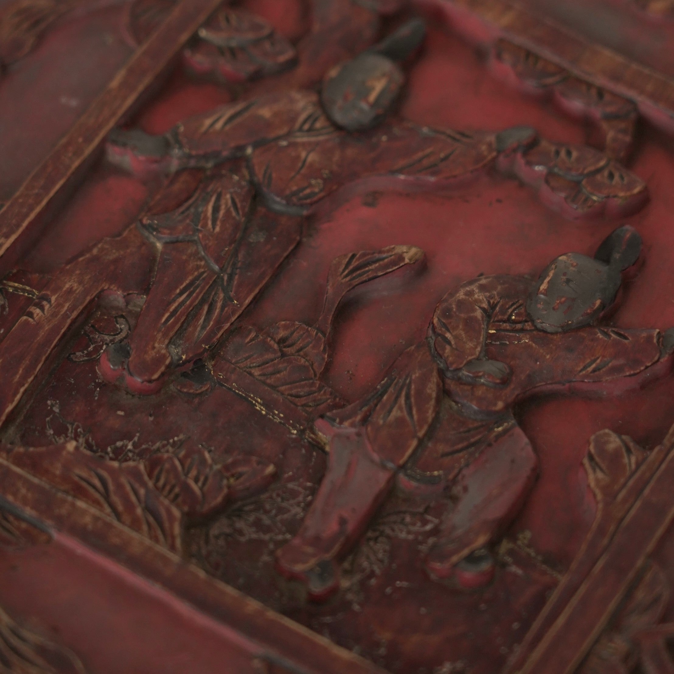 赤漆人物牡丹文壺承①