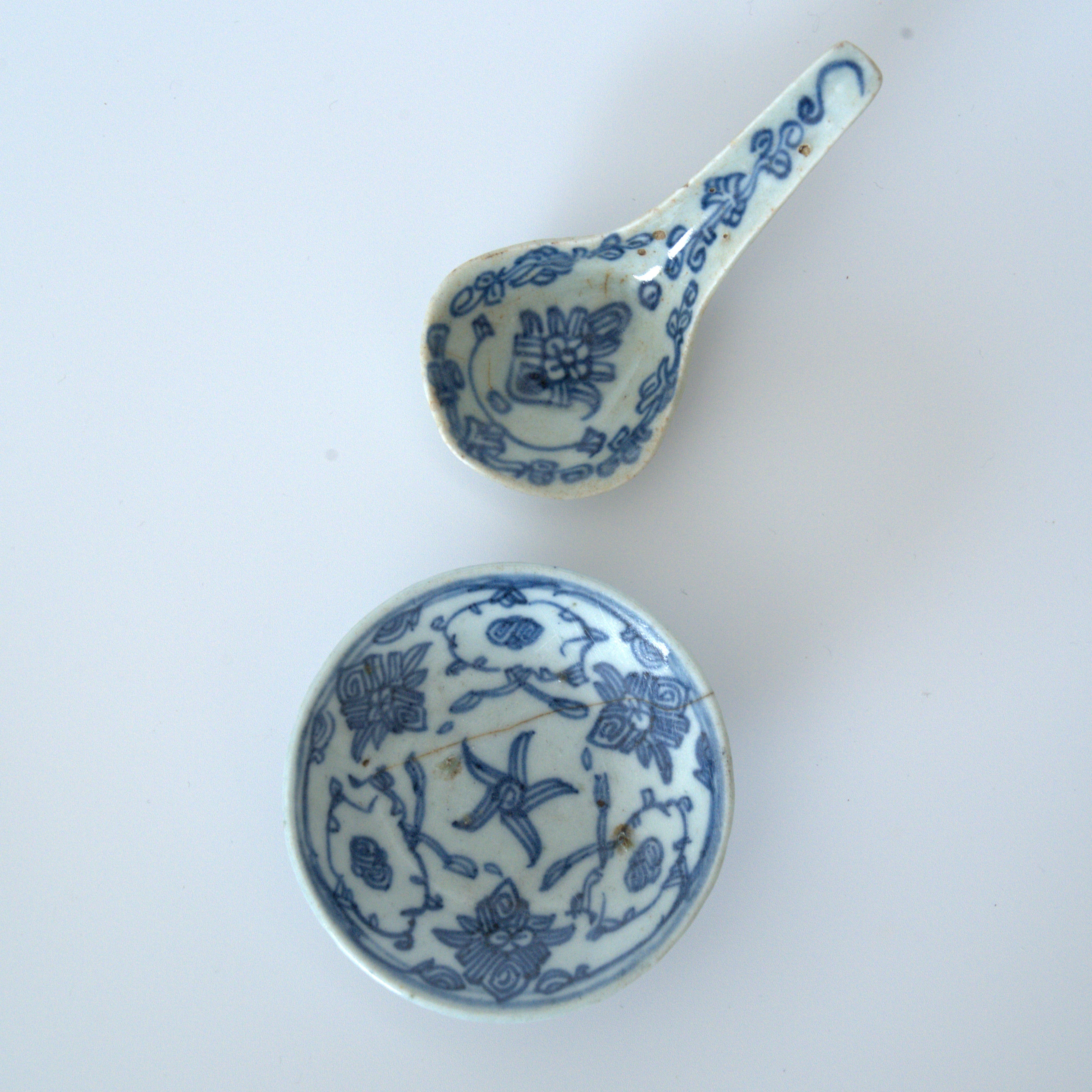 青花絡枝蓮文豆皿