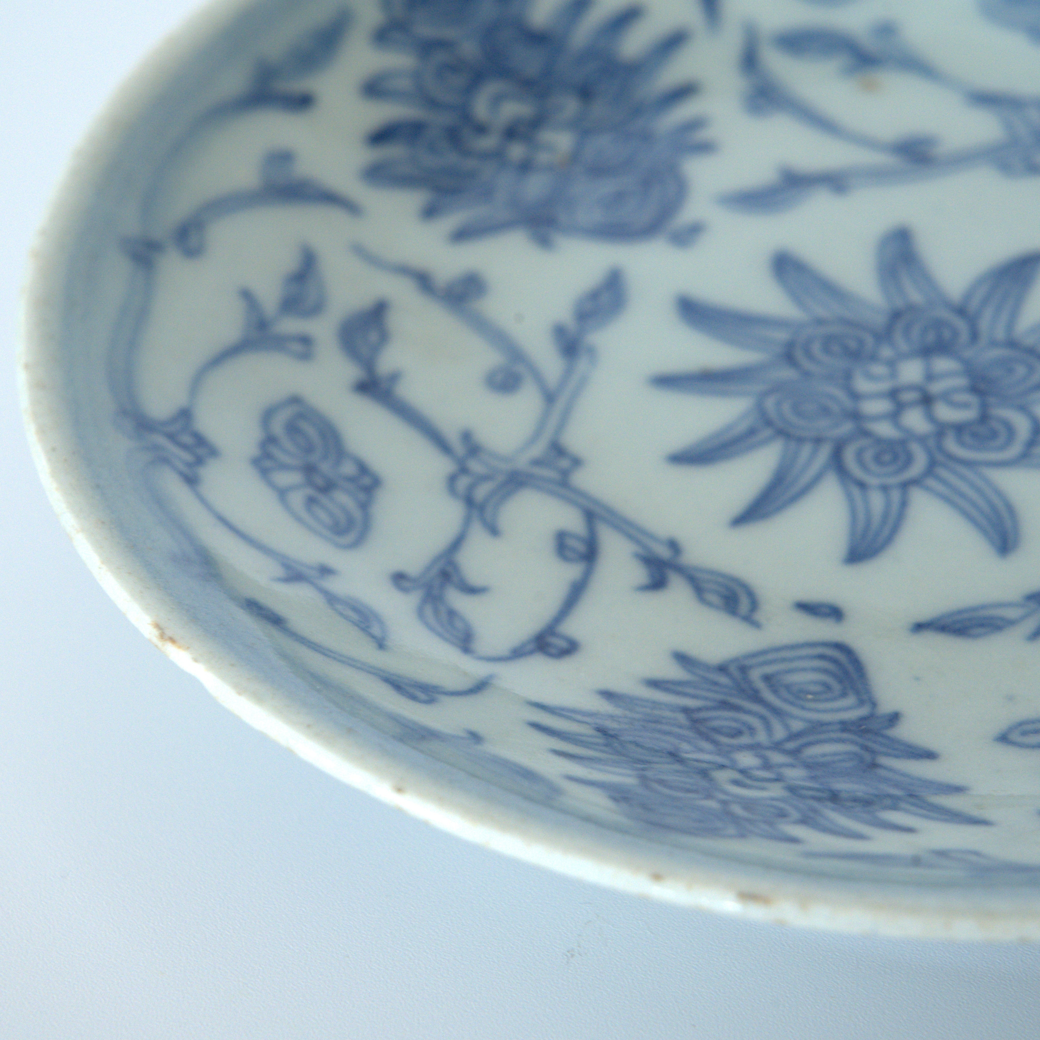 青花絡枝蓮文皿①